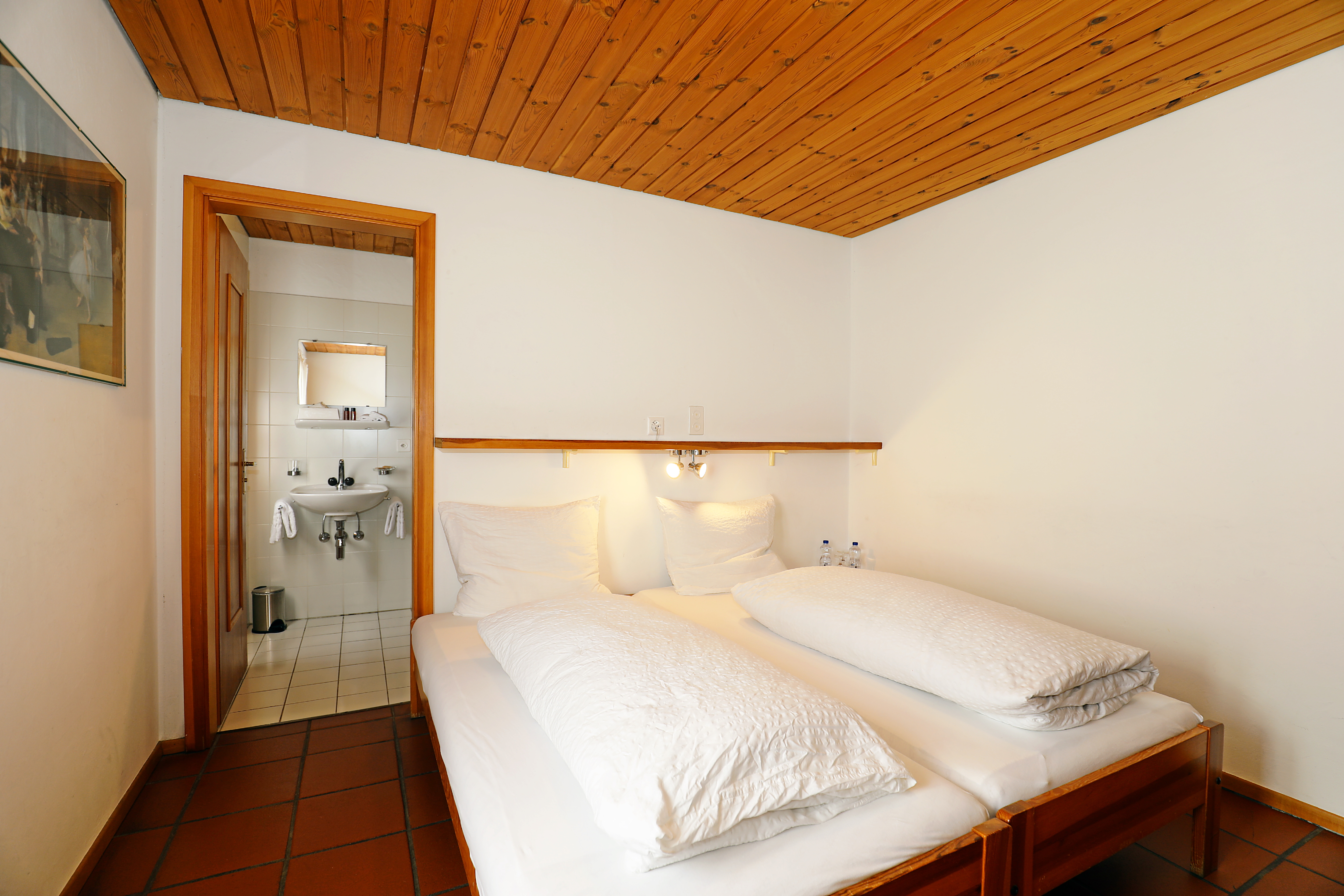 Kleines Schlafzimmer mit angeschlossenem Bad