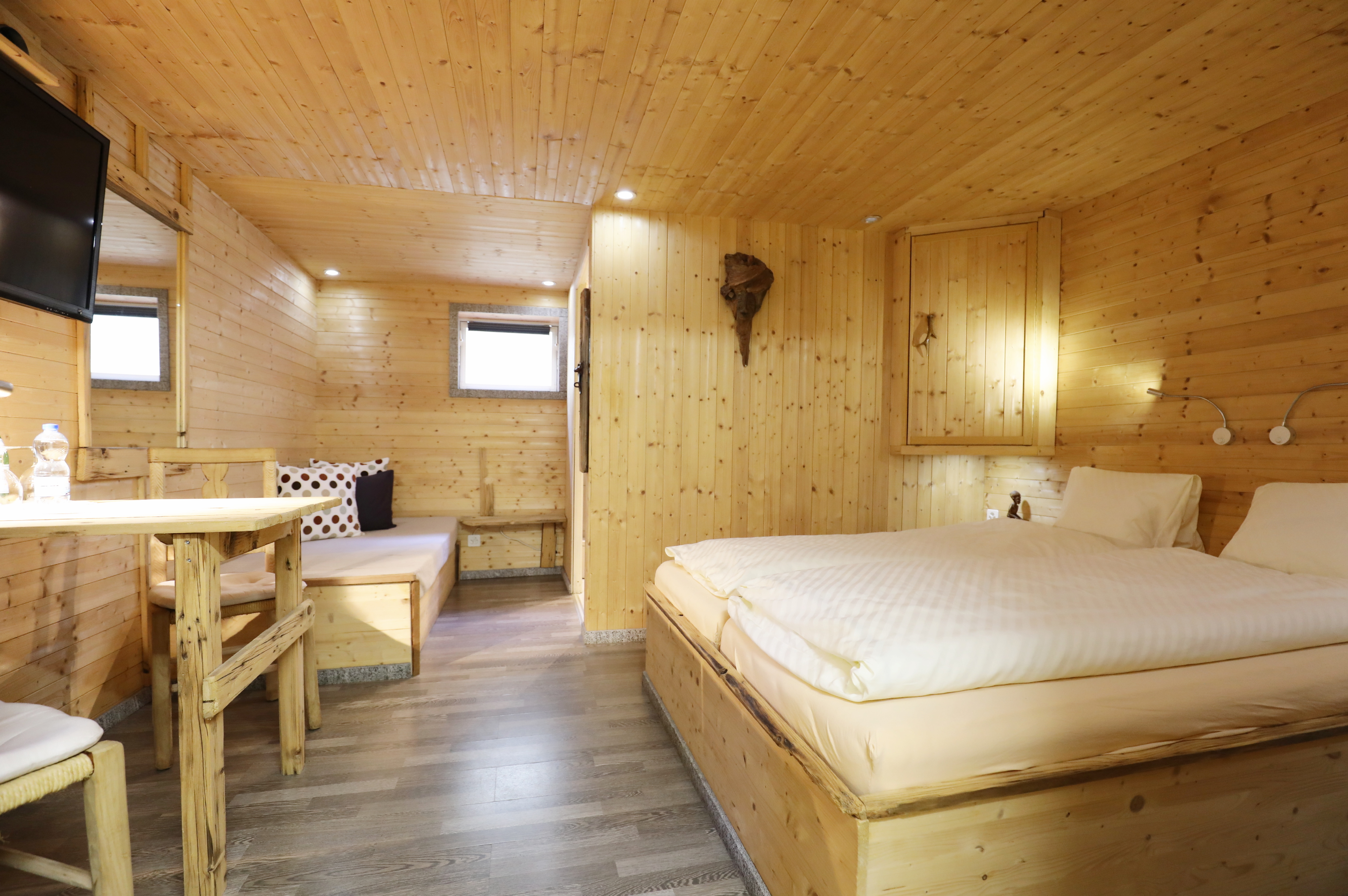 Gemütliches Holzschlafzimmer mit Sitznische
