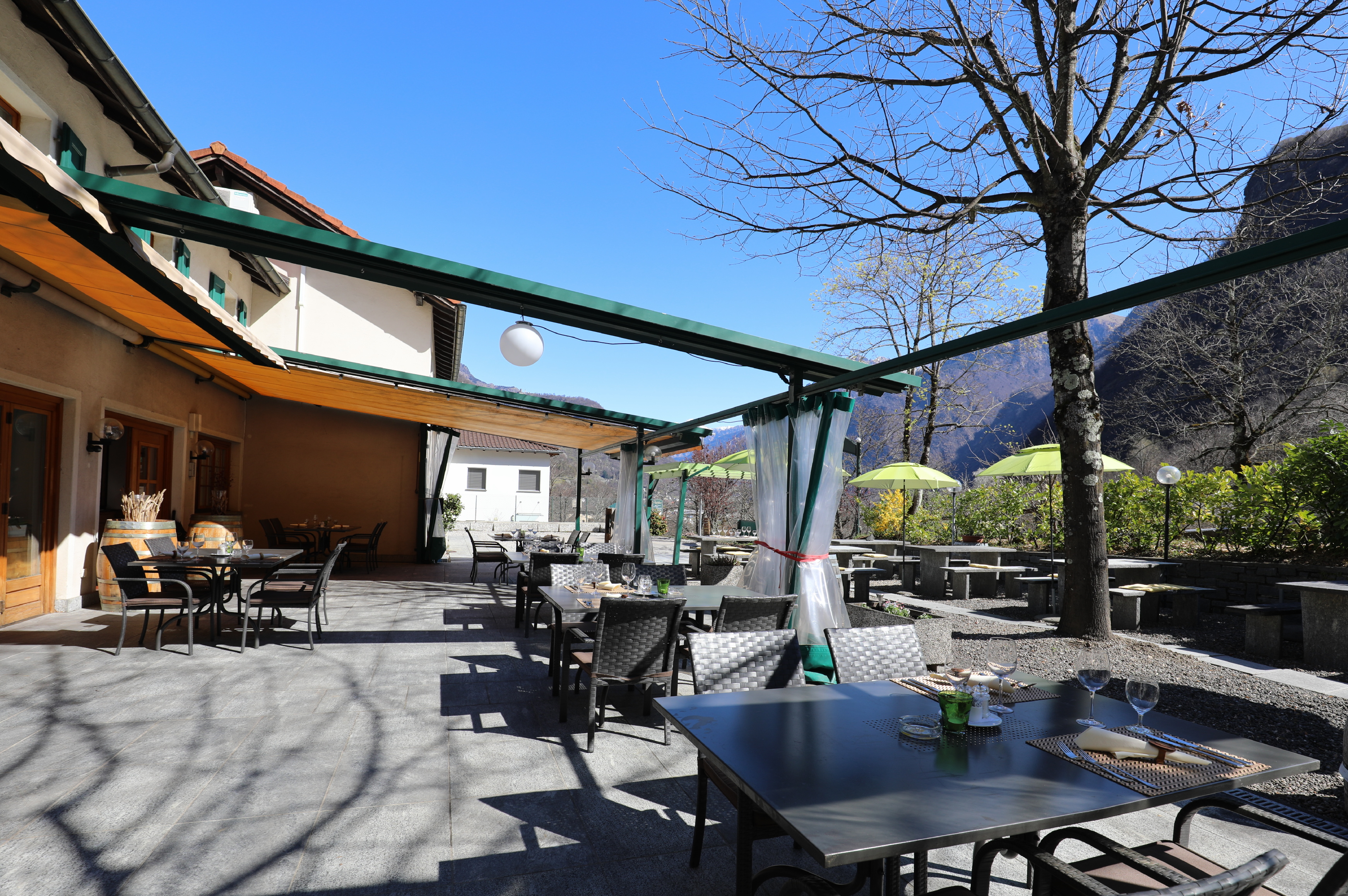 Terrasse eines Restaurants mit Außenbestuhlung