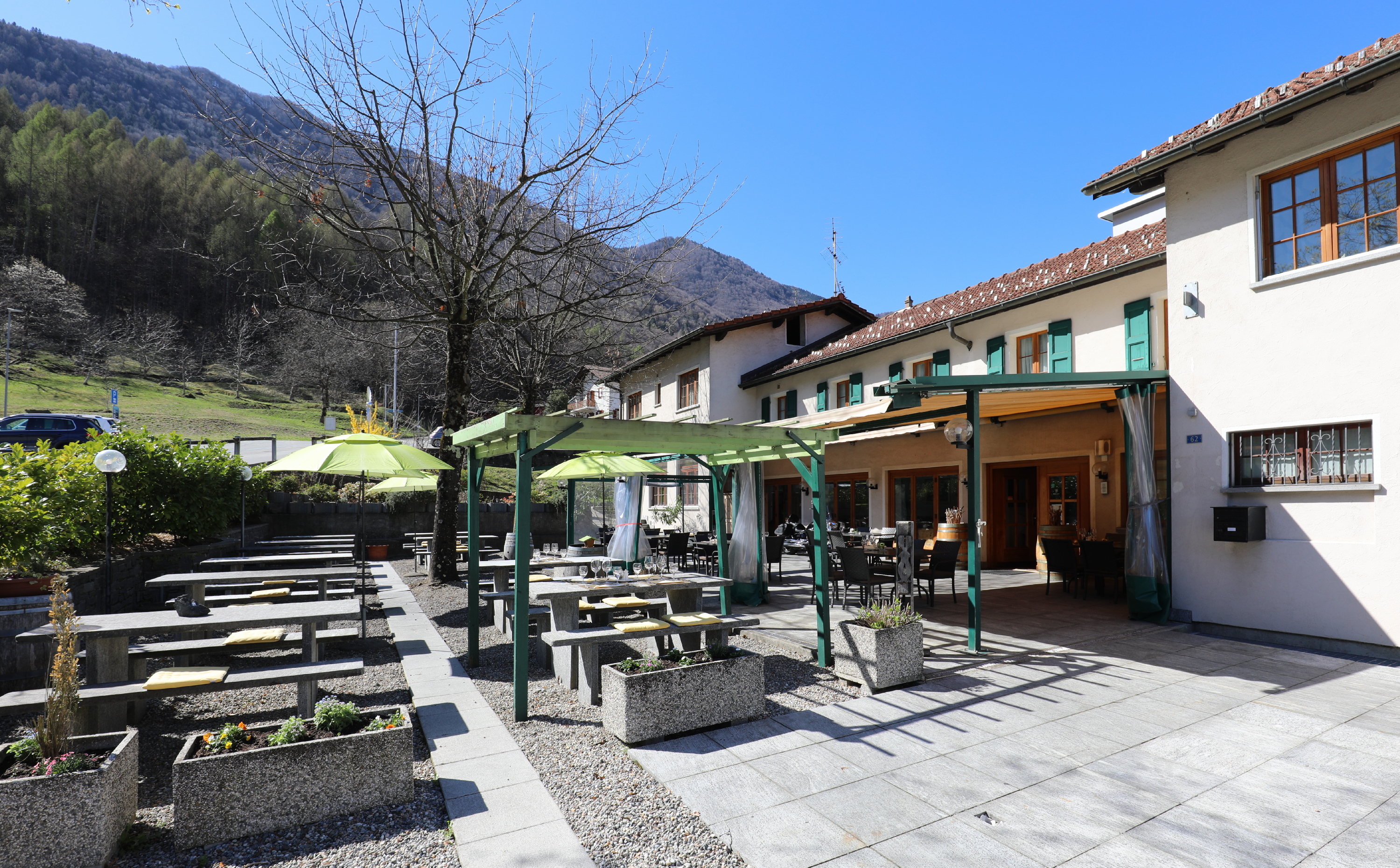 Außenansicht eines Gebäudes mit Terrasse und Gartenbereich