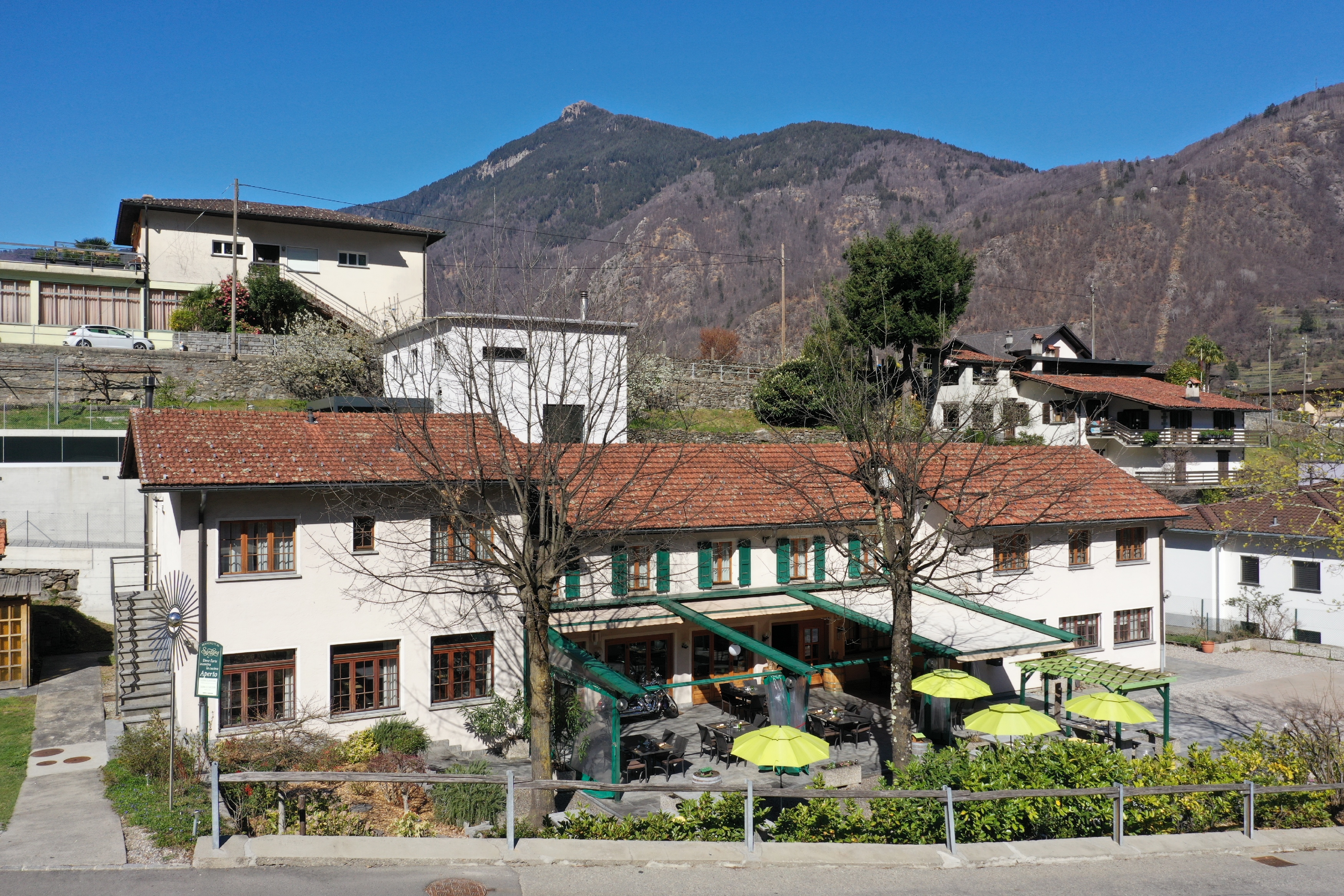 Historisches Gebäude mit Terrasse und Bergkulisse