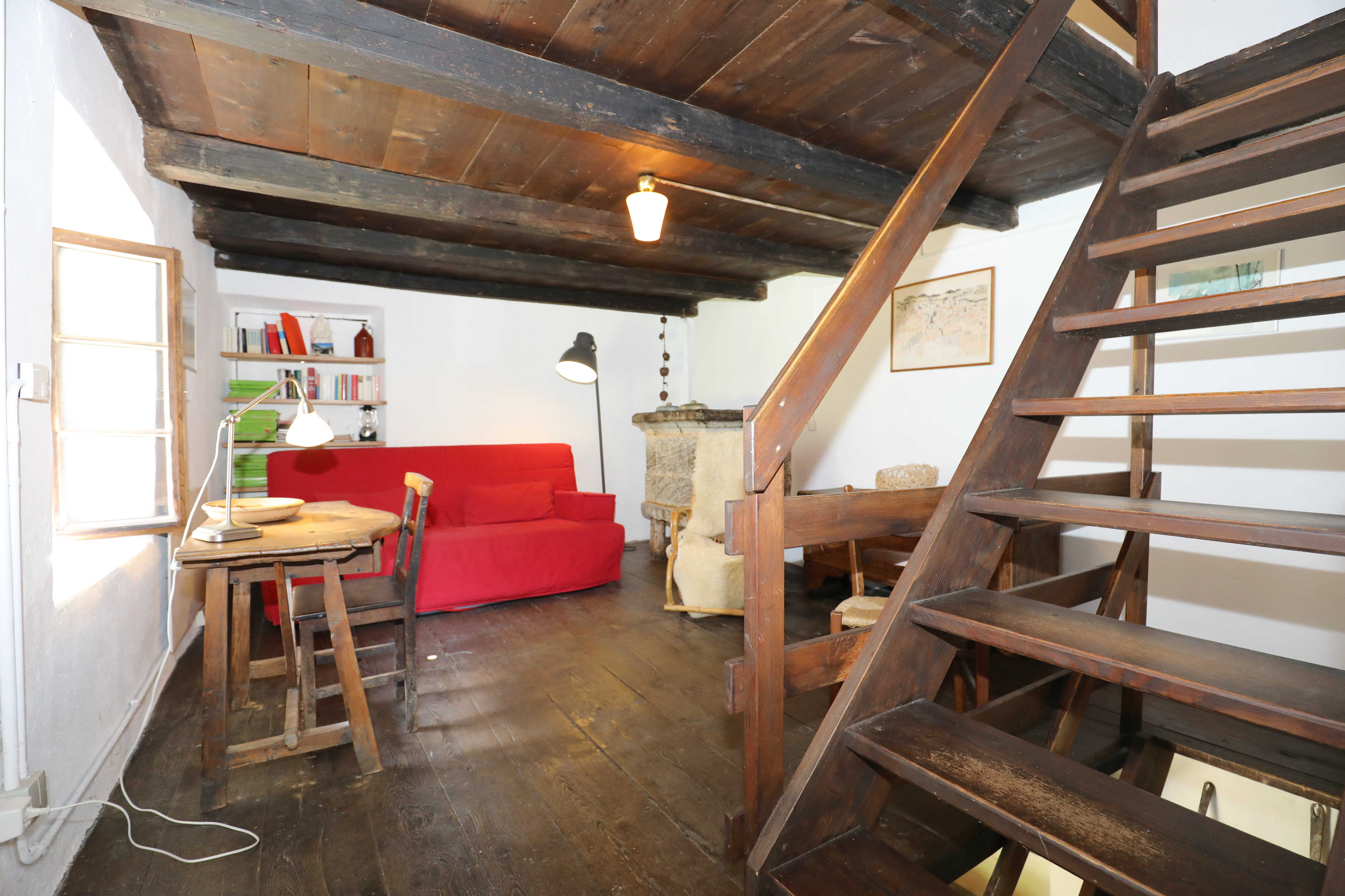 Gemütlicher Wohnraum mit Holztreppe