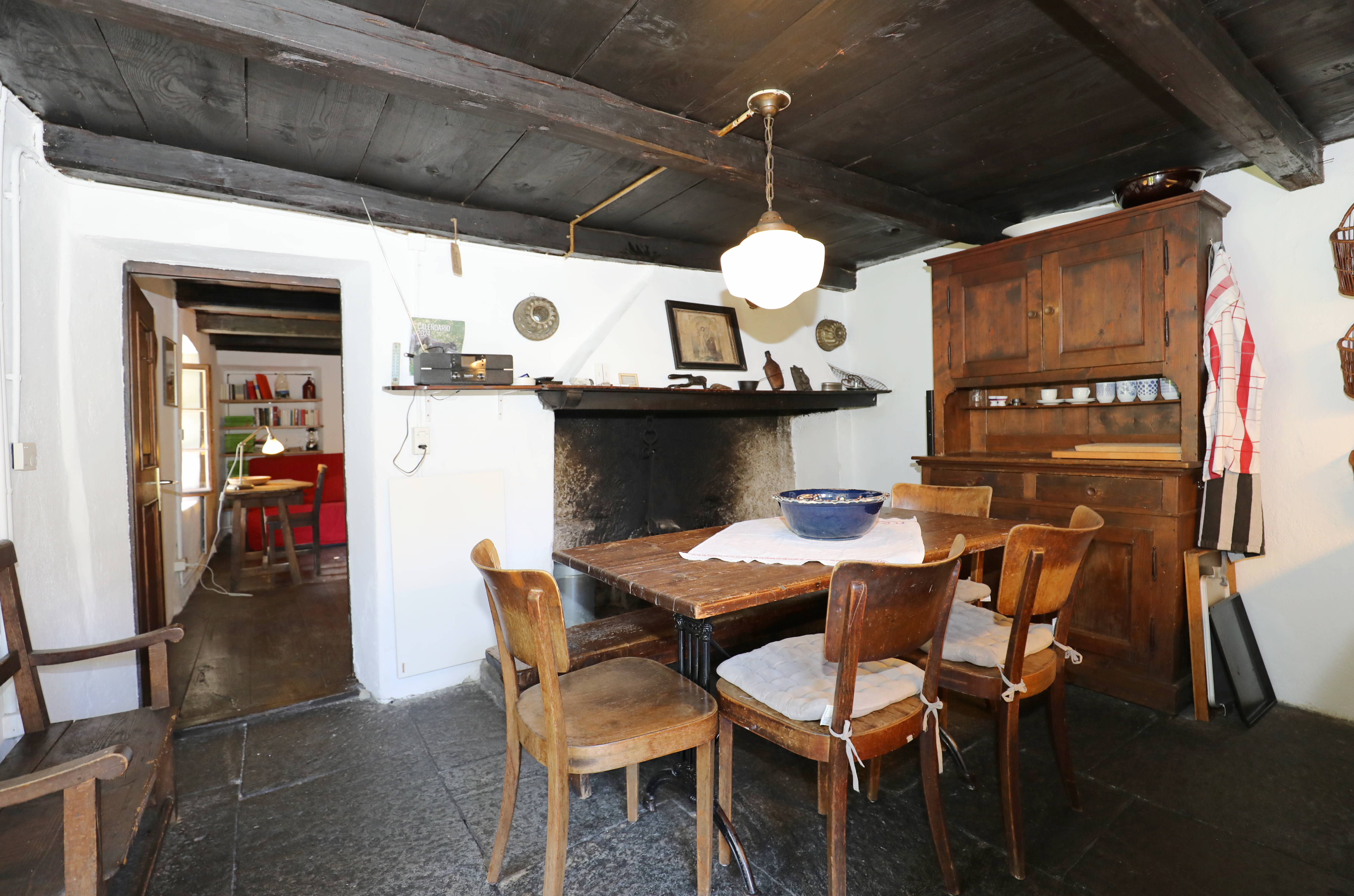 Rustikales Esszimmer mit dunkler Balkendecke