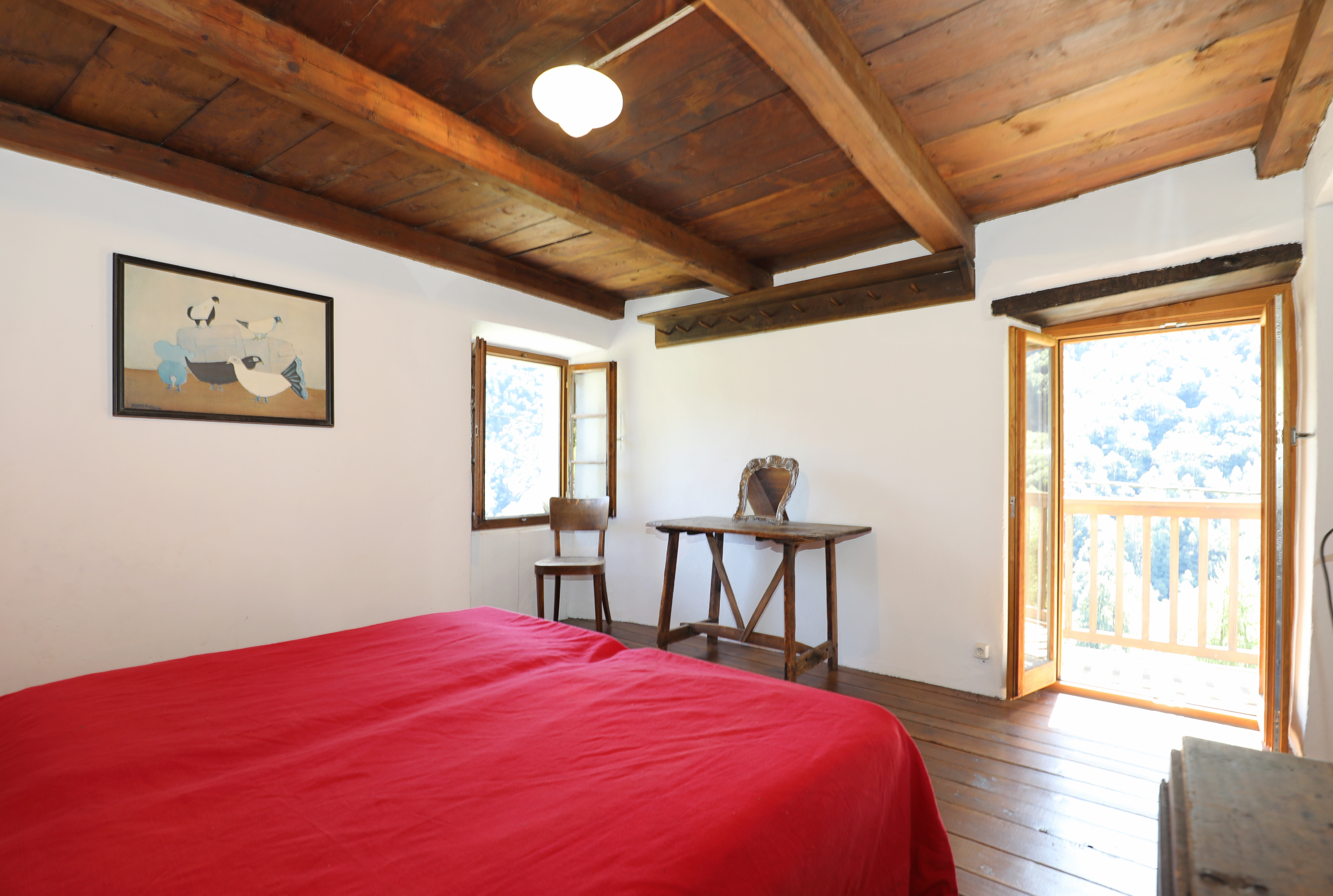 Schlafzimmer mit Holzbalkendecke