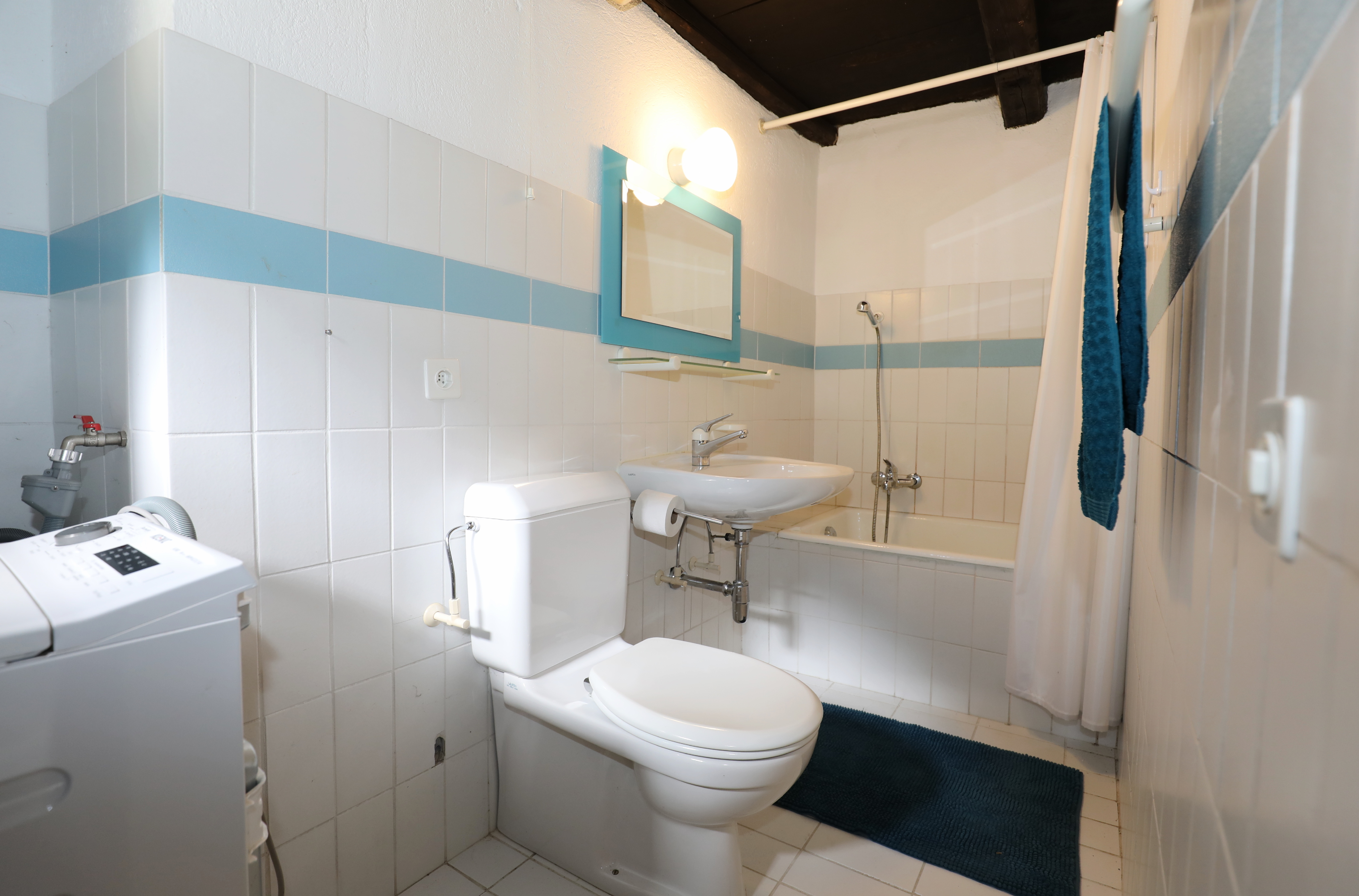 Kleines Badezimmer mit WC und Badewanne
