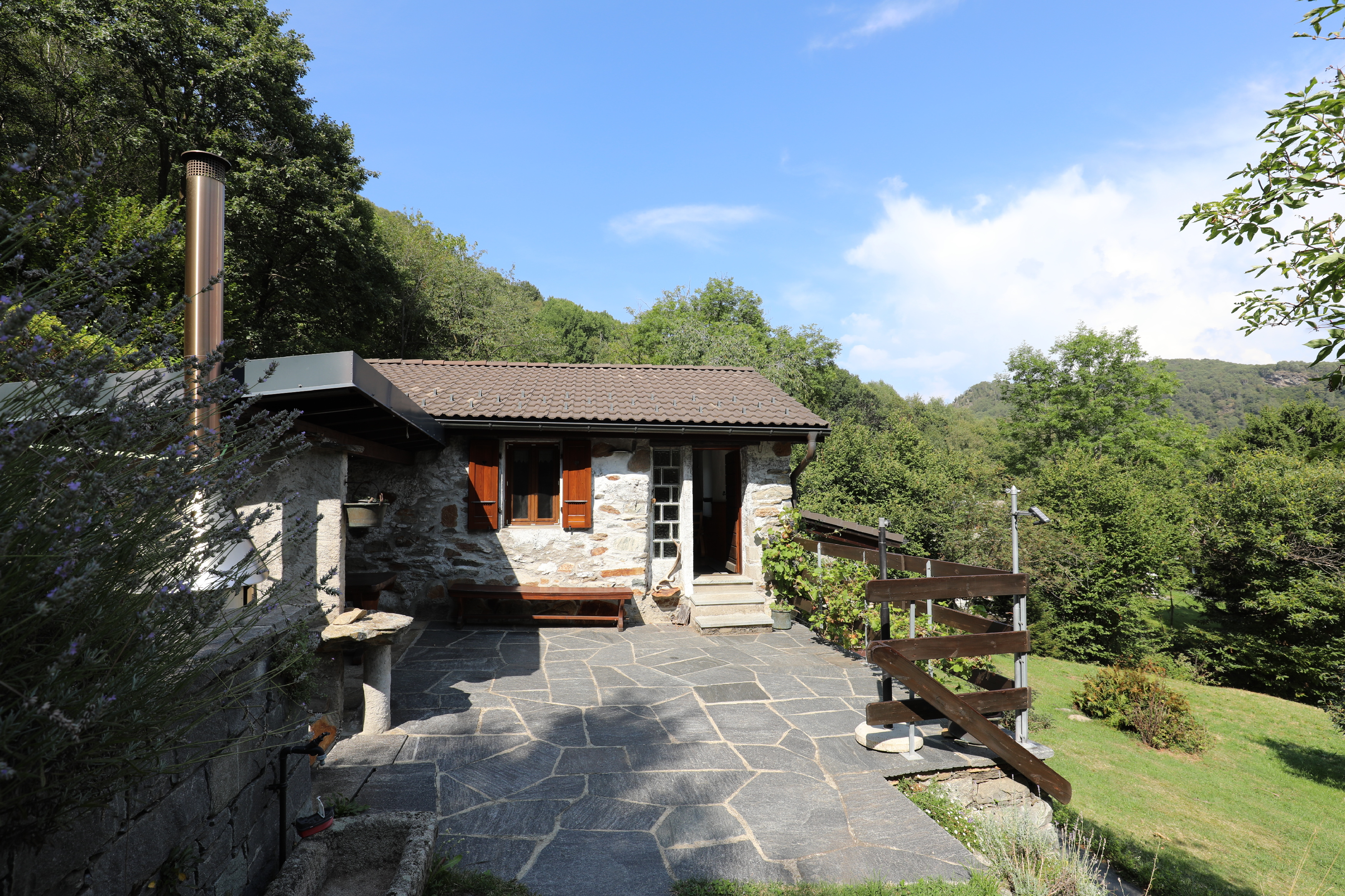 Steinhaus mit Terrasse und Bergblick