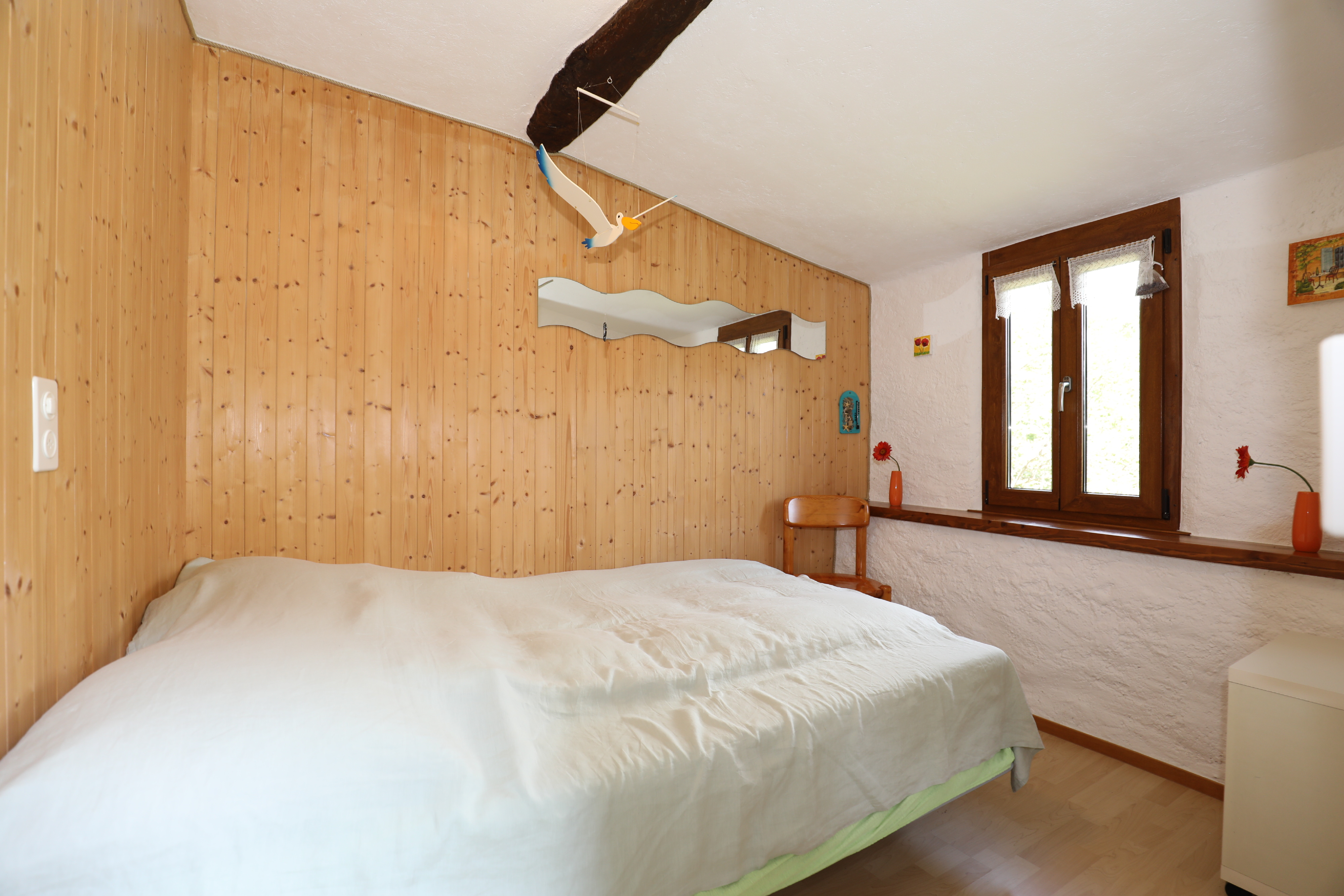 Gemütliches Schlafzimmer mit Holzverkleidung