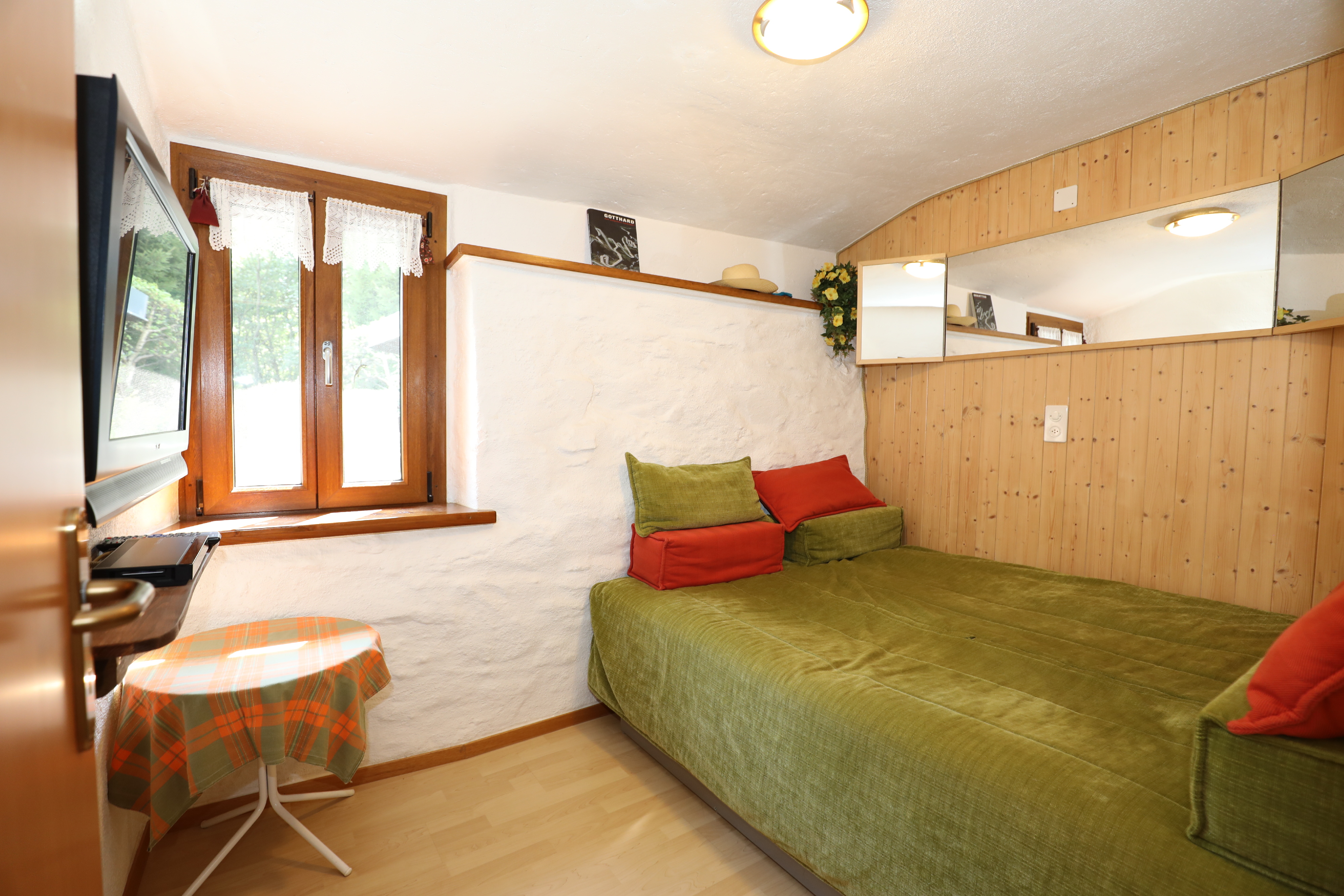 Gemütliches Schlafzimmer mit Naturholz und Fensterbank