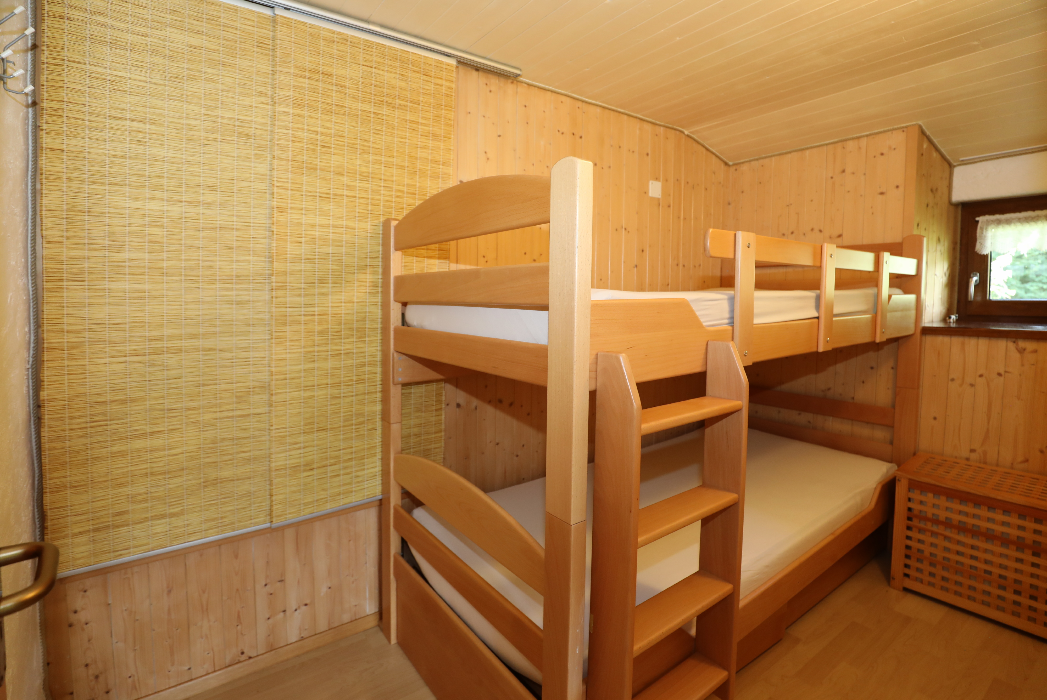 Holzvertäuftes Schlafzimmer mit Etagenbett