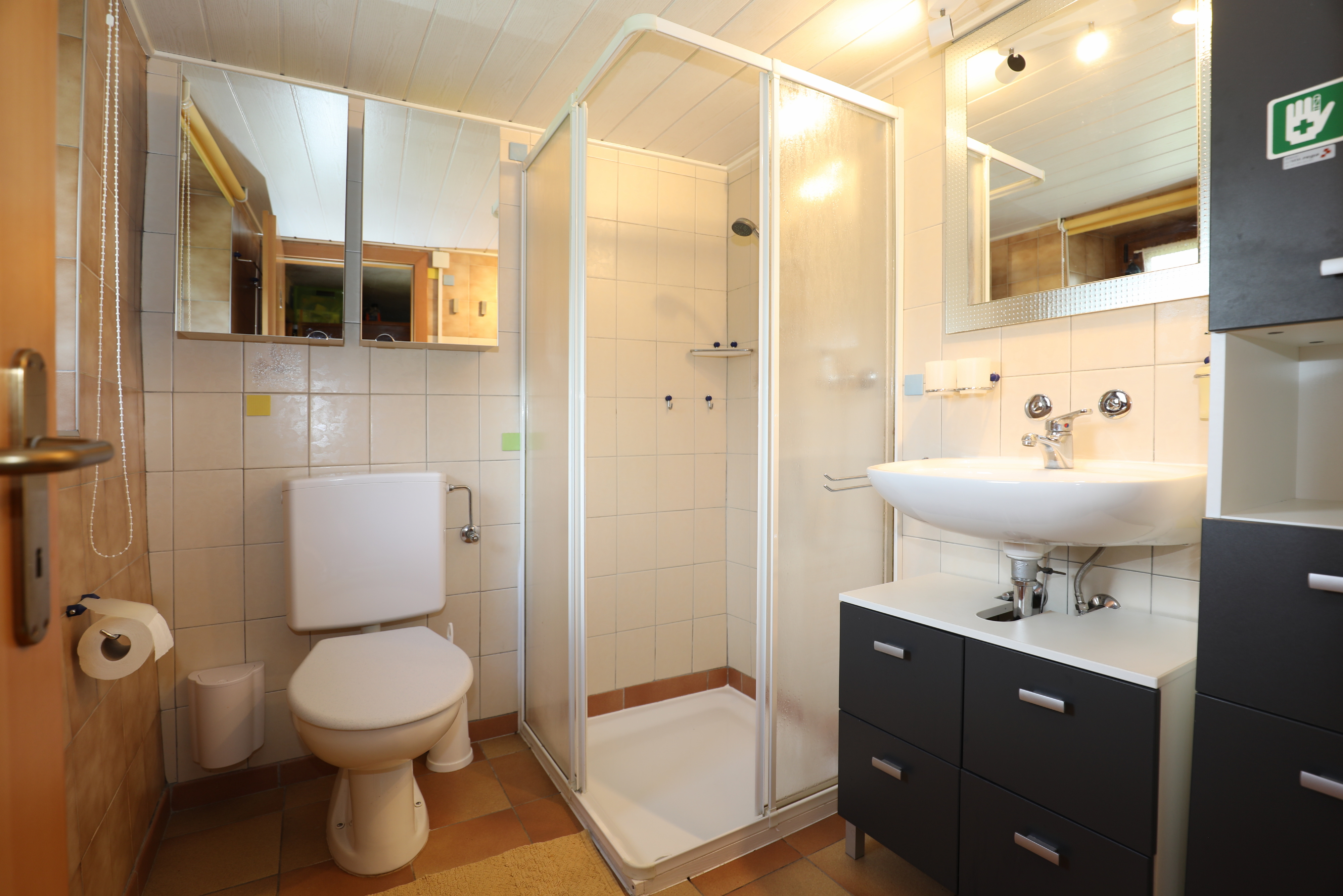 Kleines Bad mit Dusche und WC