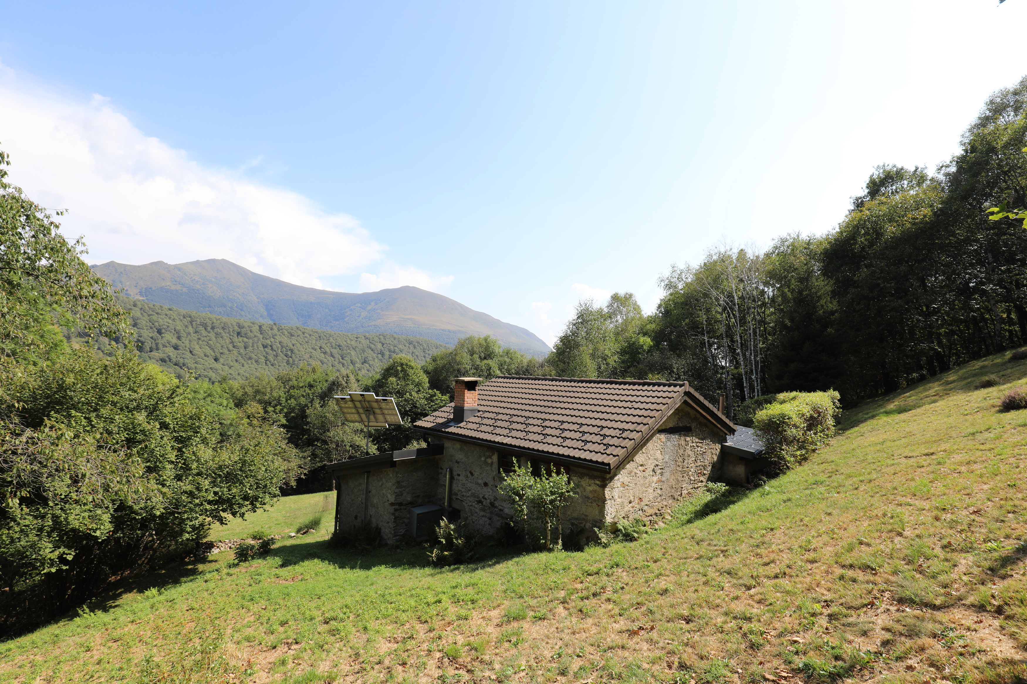 Ländliches Haus mit Bergblick