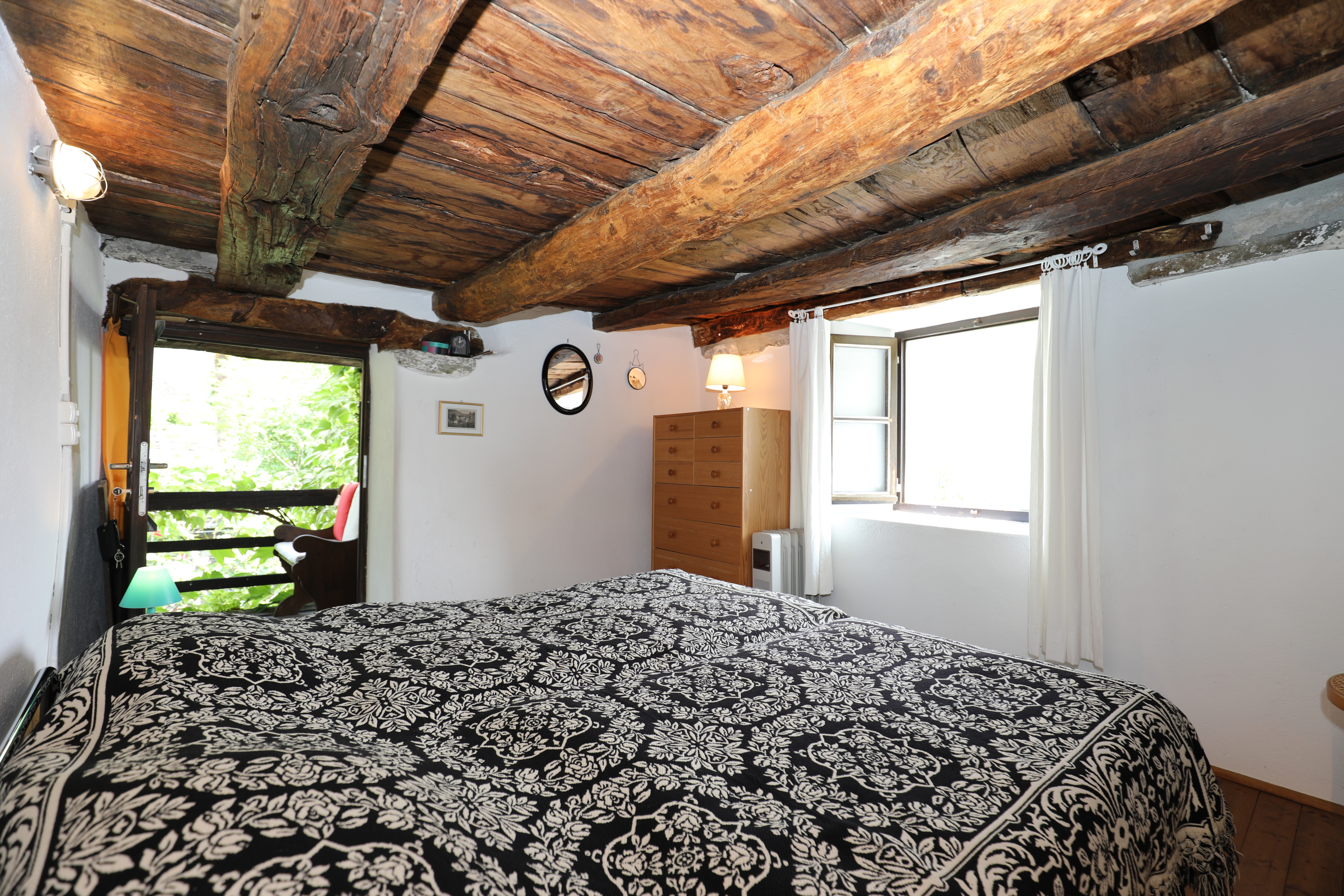 Rustikales Schlafzimmer mit sichtbaren Holzbalken
