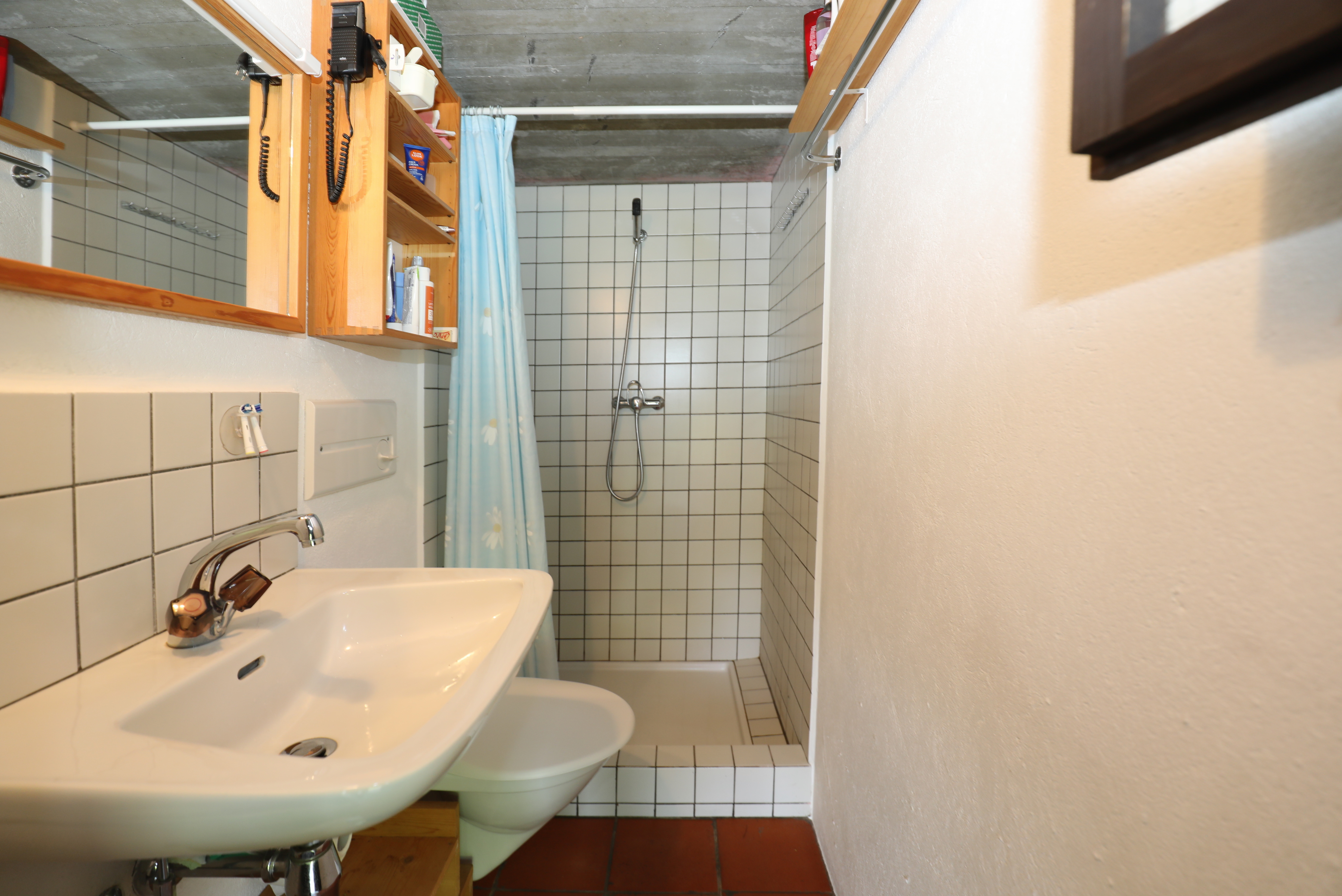 Kleines Badezimmer mit Dusche und Waschbecken