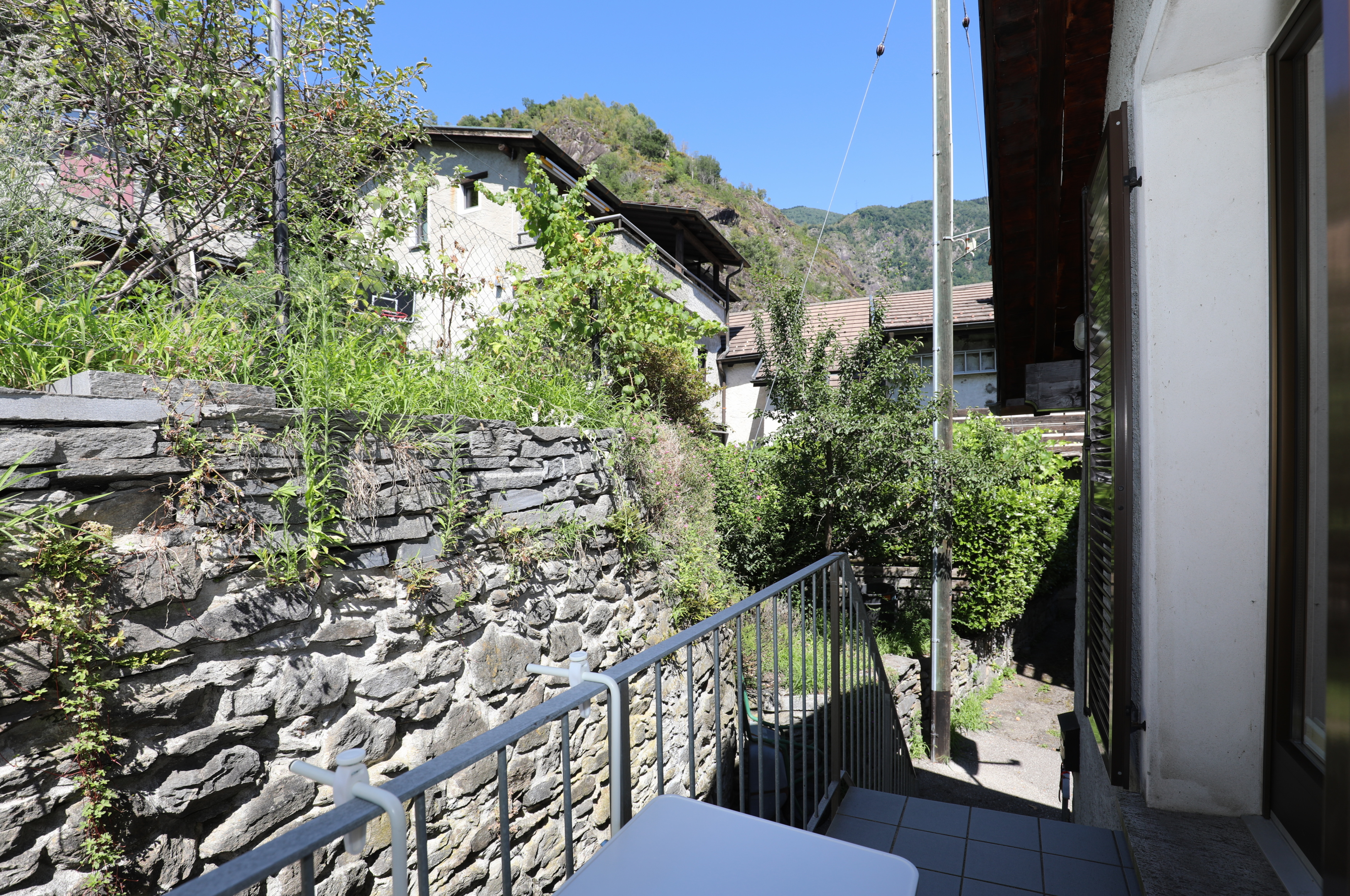 Balkon mit Garten- und Bergblick