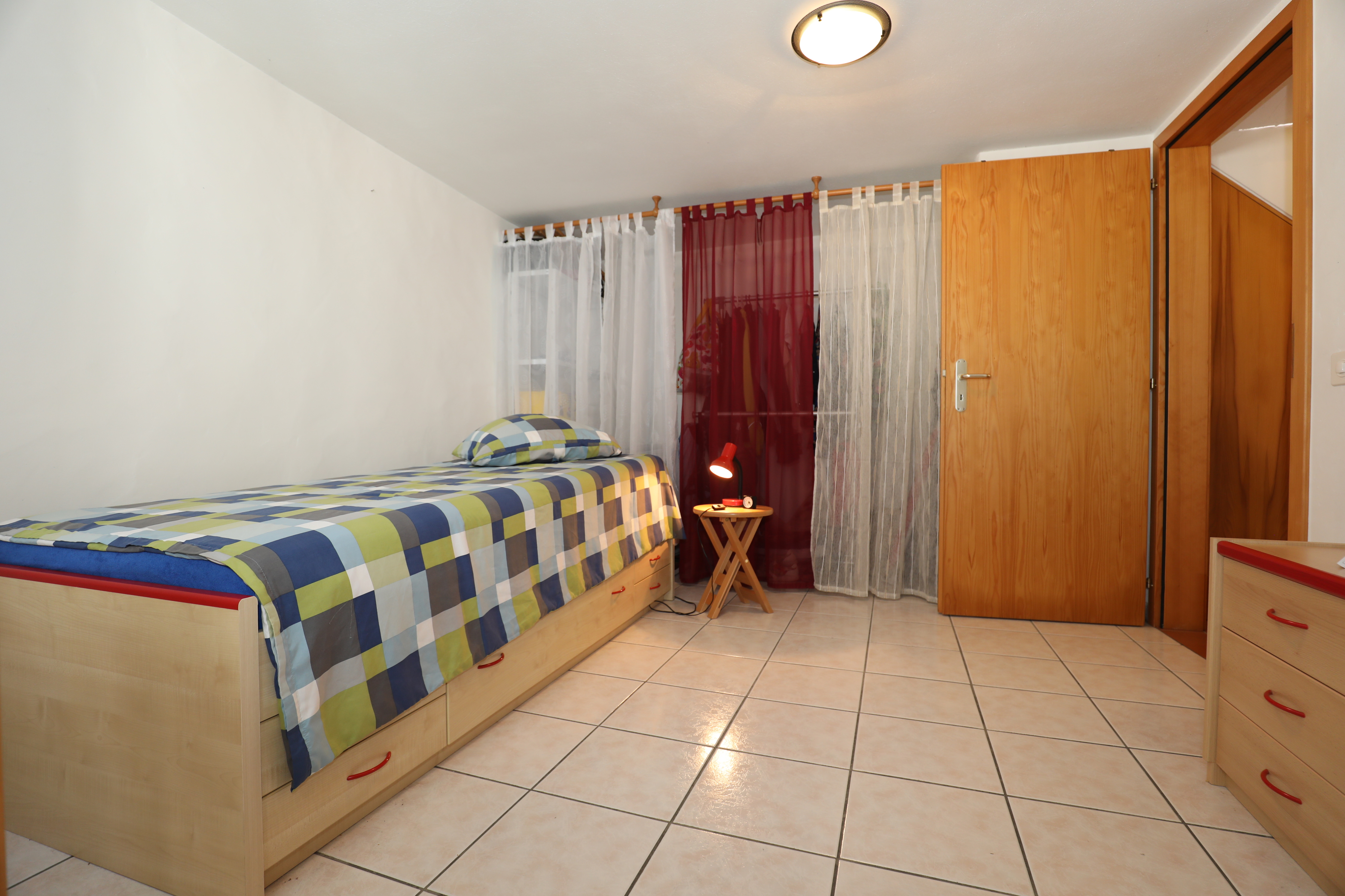 Schlichtes Schlafzimmer mit Einzelbett