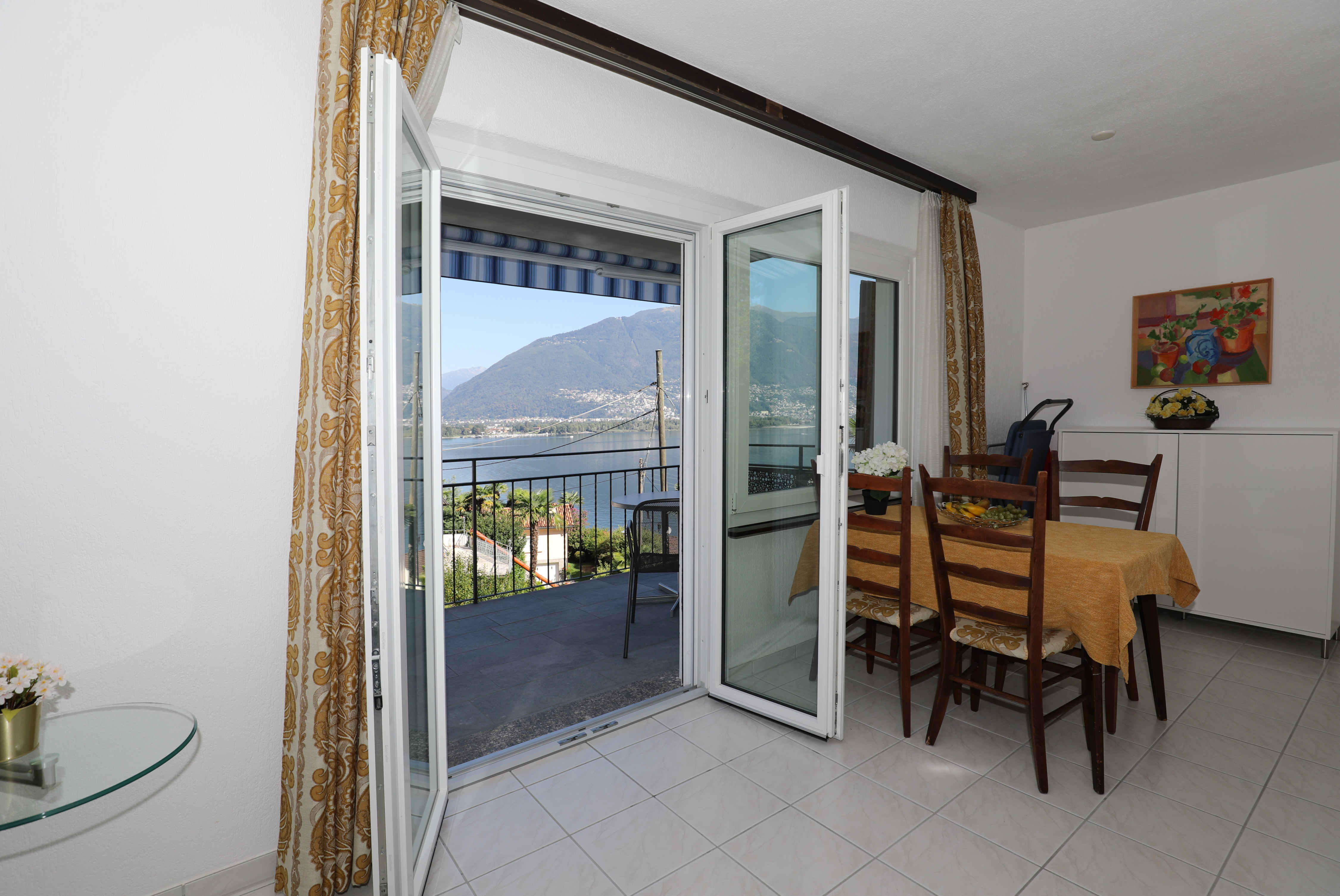 Essbereich mit Seeblick und Balkon