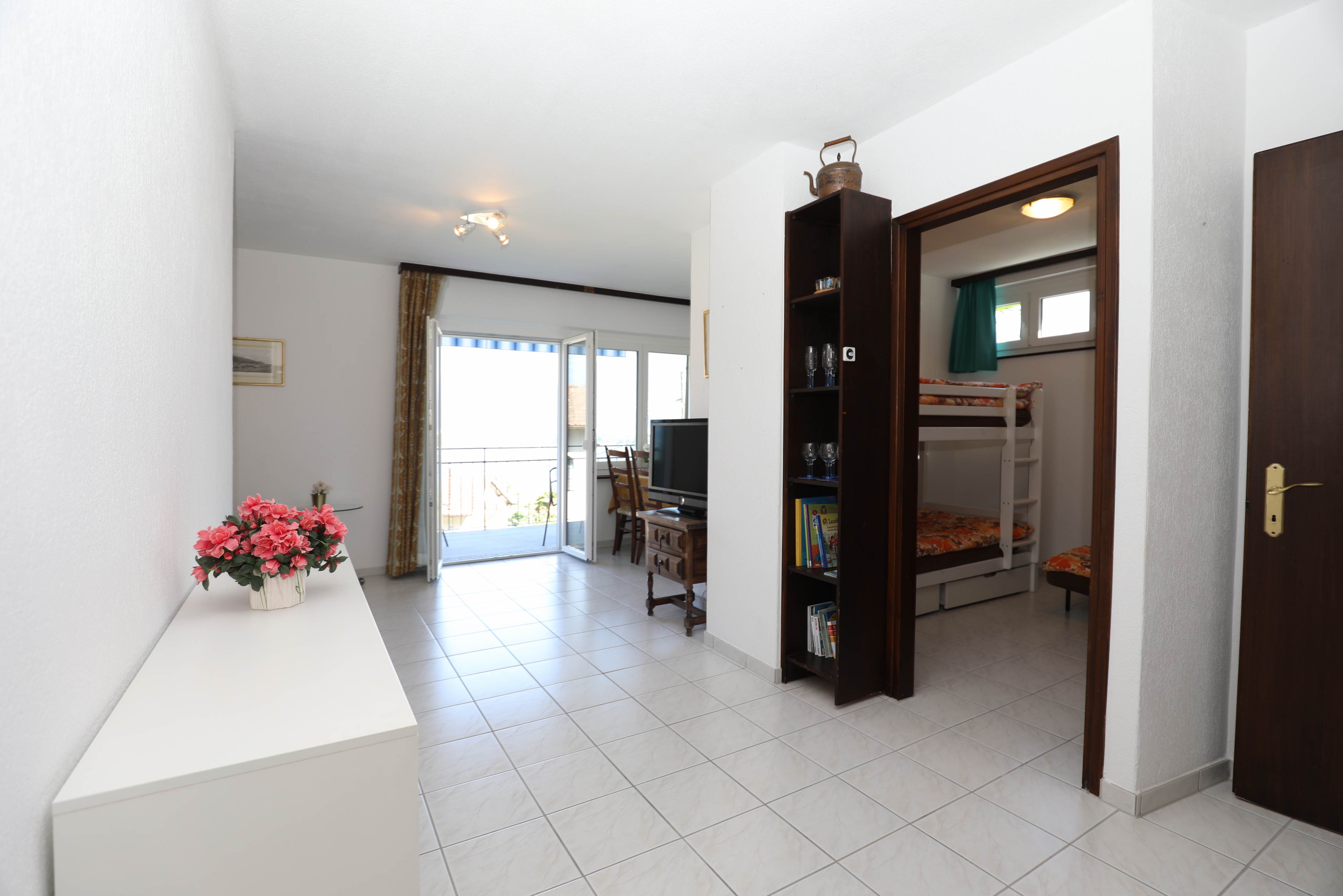Heller Flur mit Blick ins Wohnzimmer und Kinderzimmer