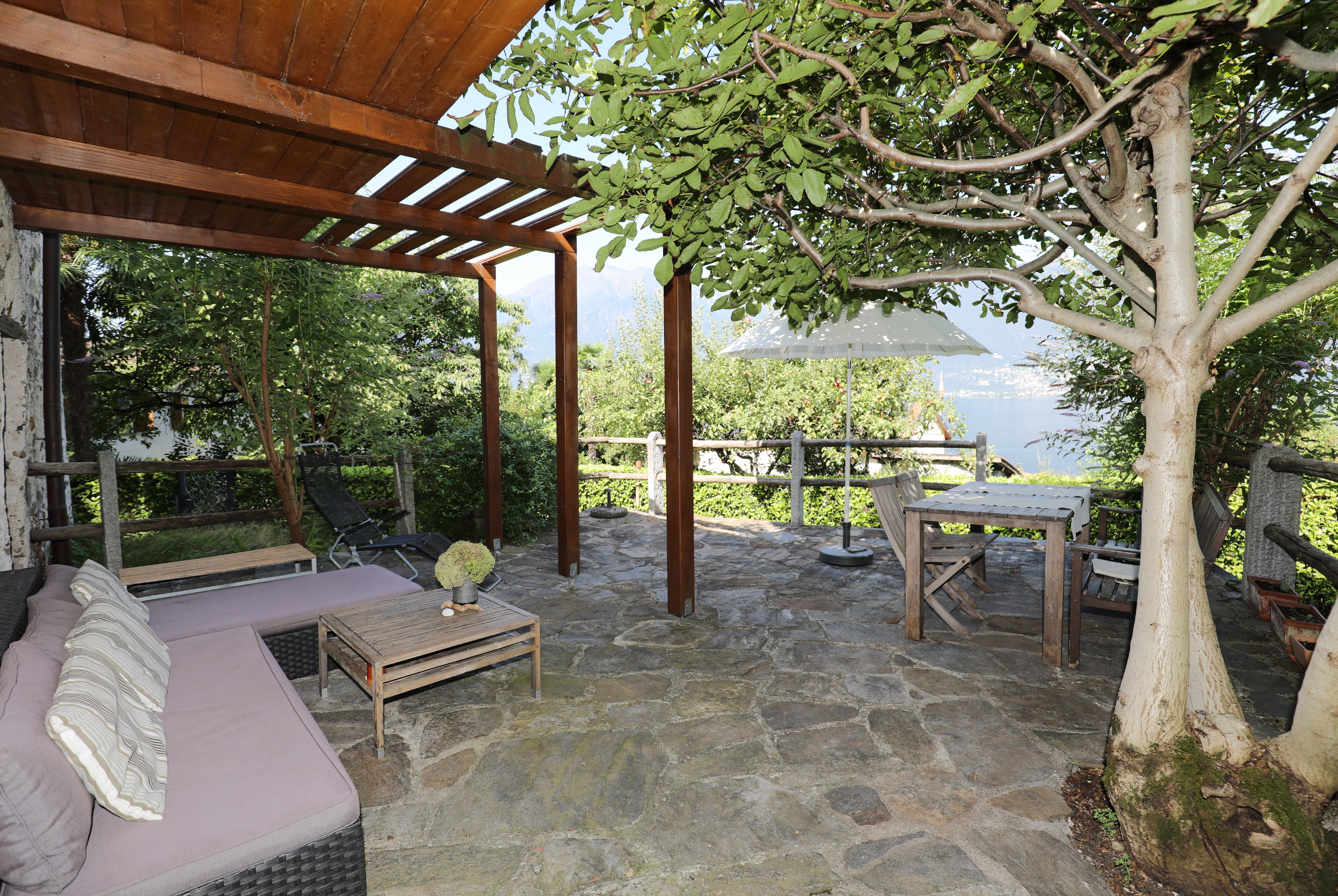 Überdachte Gartenterrasse mit Seeblick