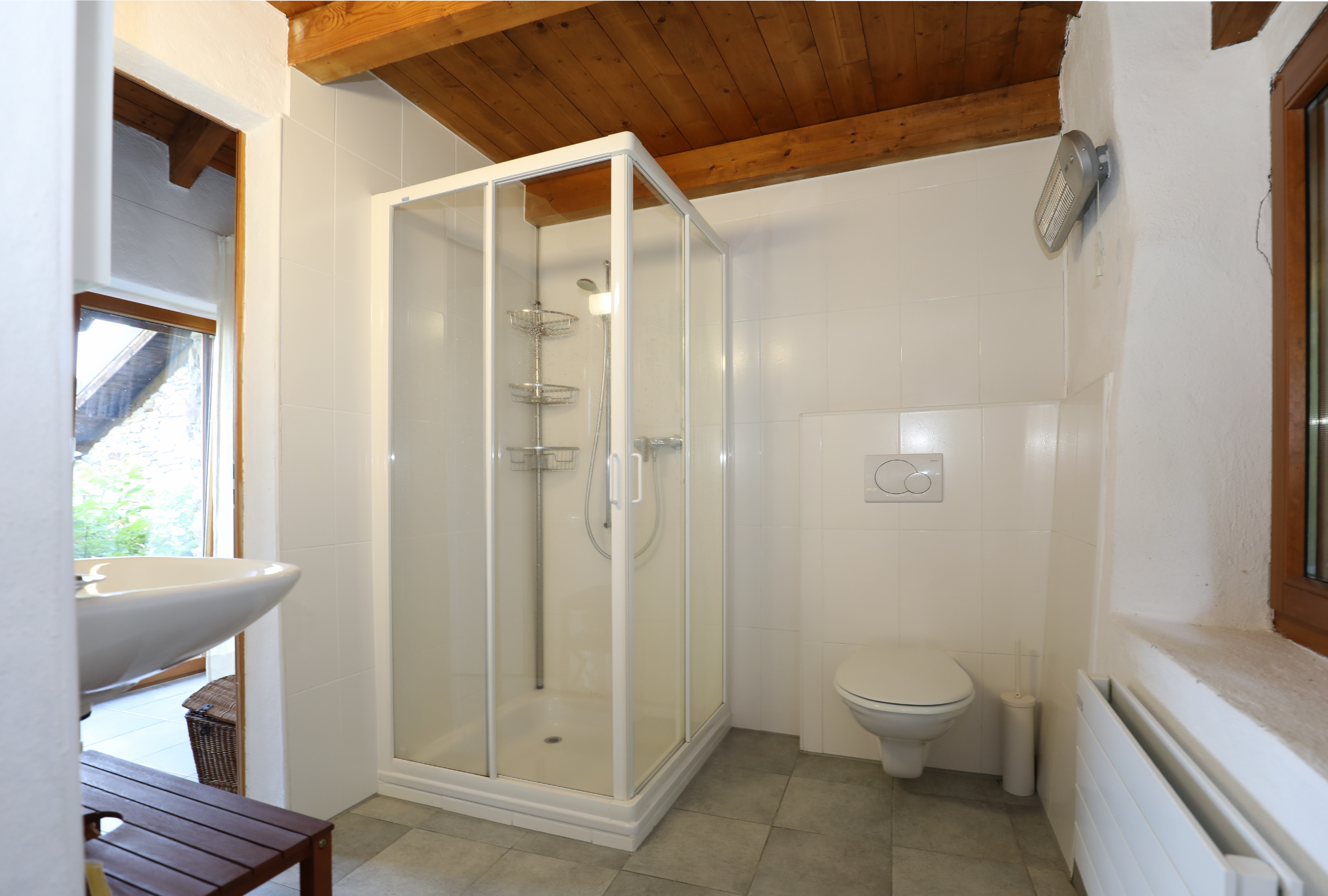 Modernes Bad mit Duschkabine und WC