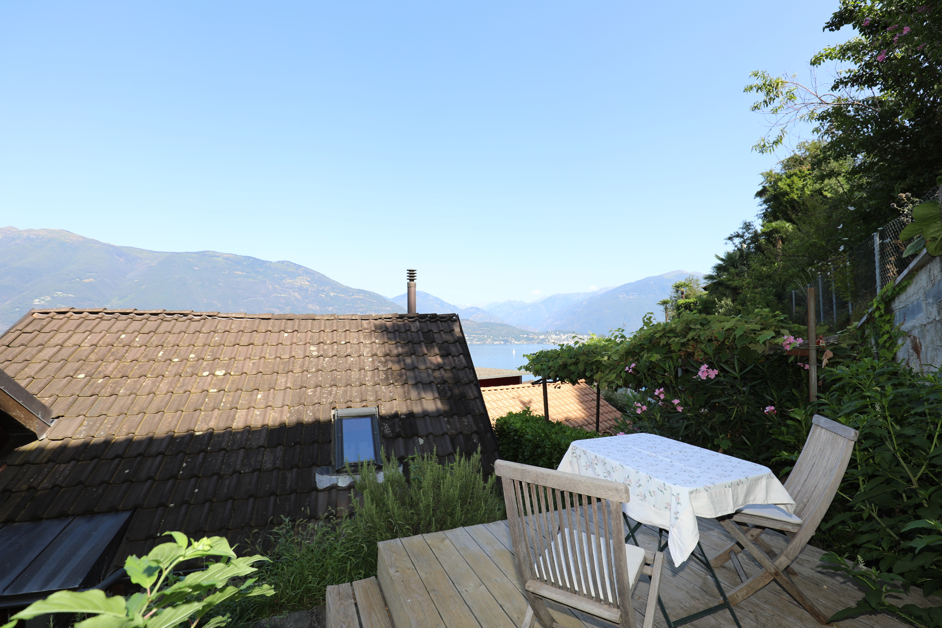 Terrasse mit Berg- und Seeblick