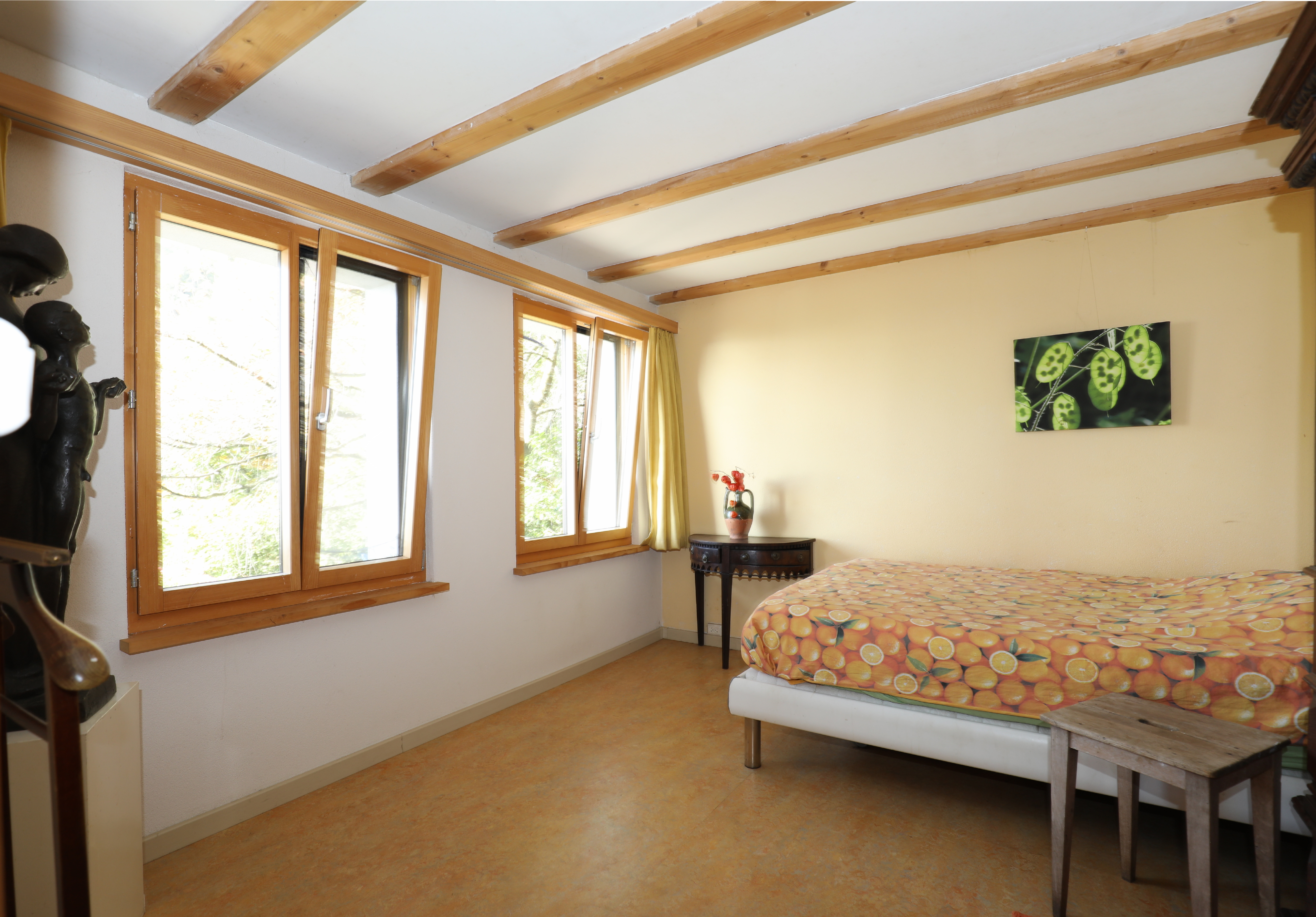 Helles Schlafzimmer mit Holzdeckenbalken