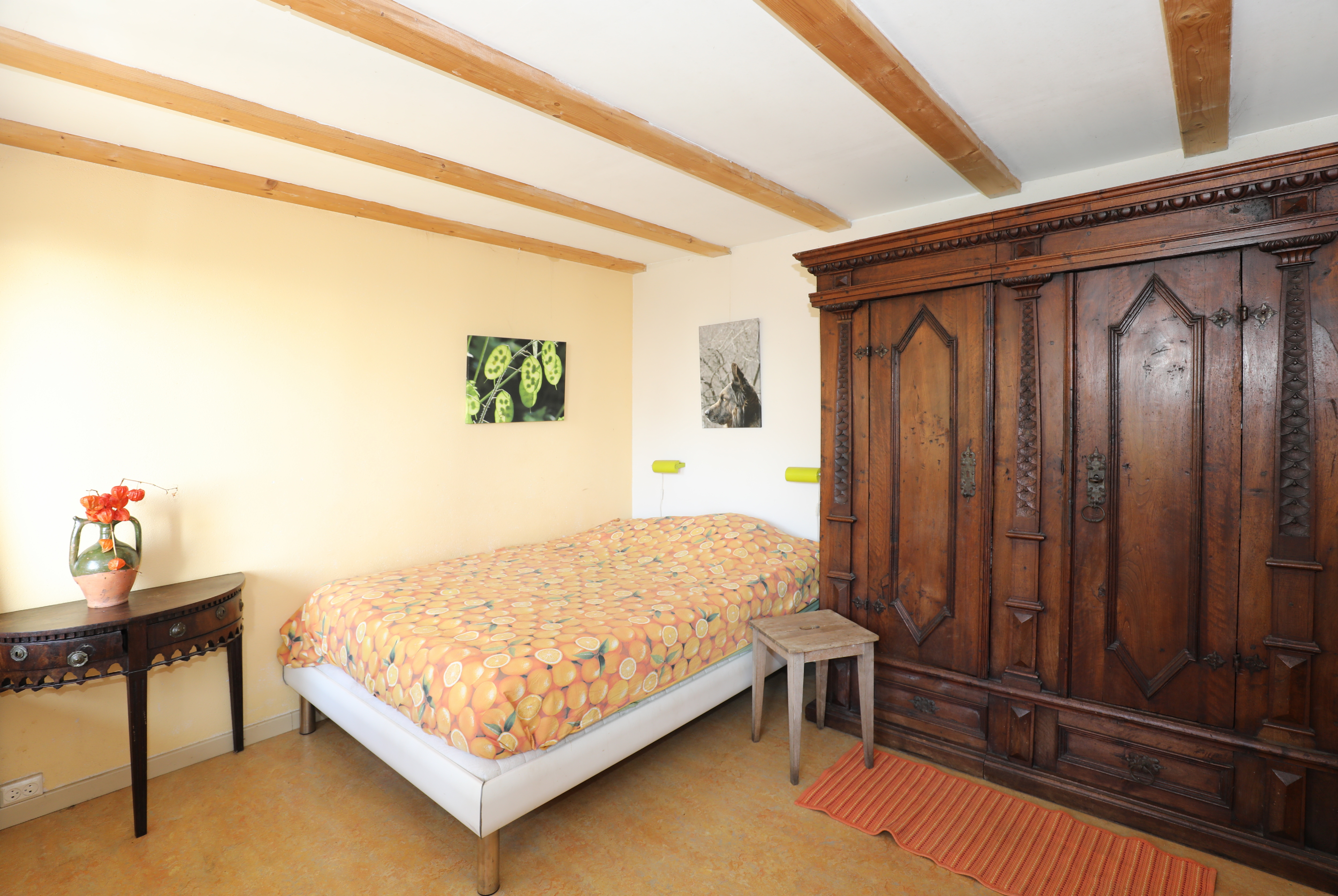 Gemütliches Schlafzimmer mit rustikalem Schrank