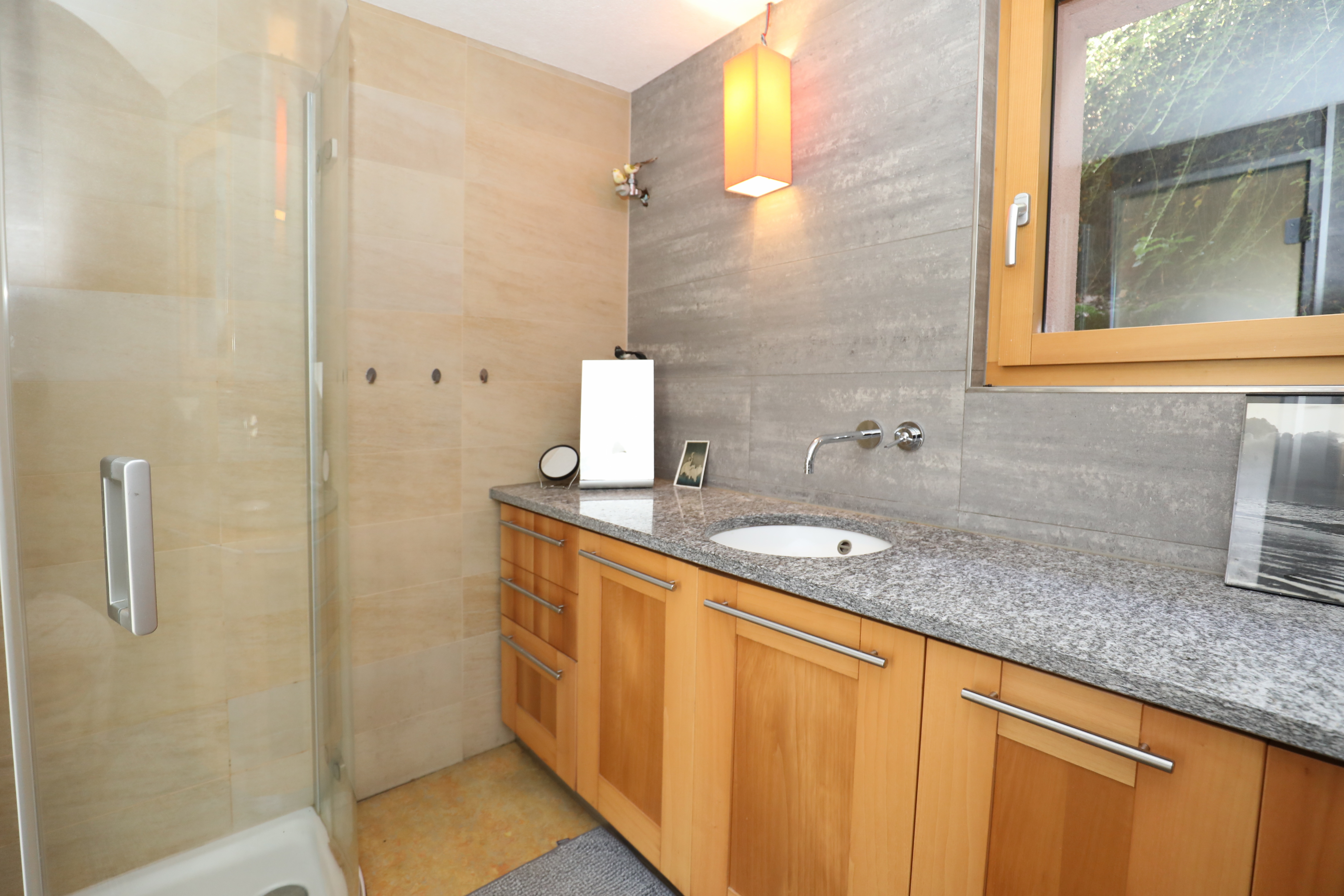 Modernes Badezimmer mit Holzwaschtisch und Dusche