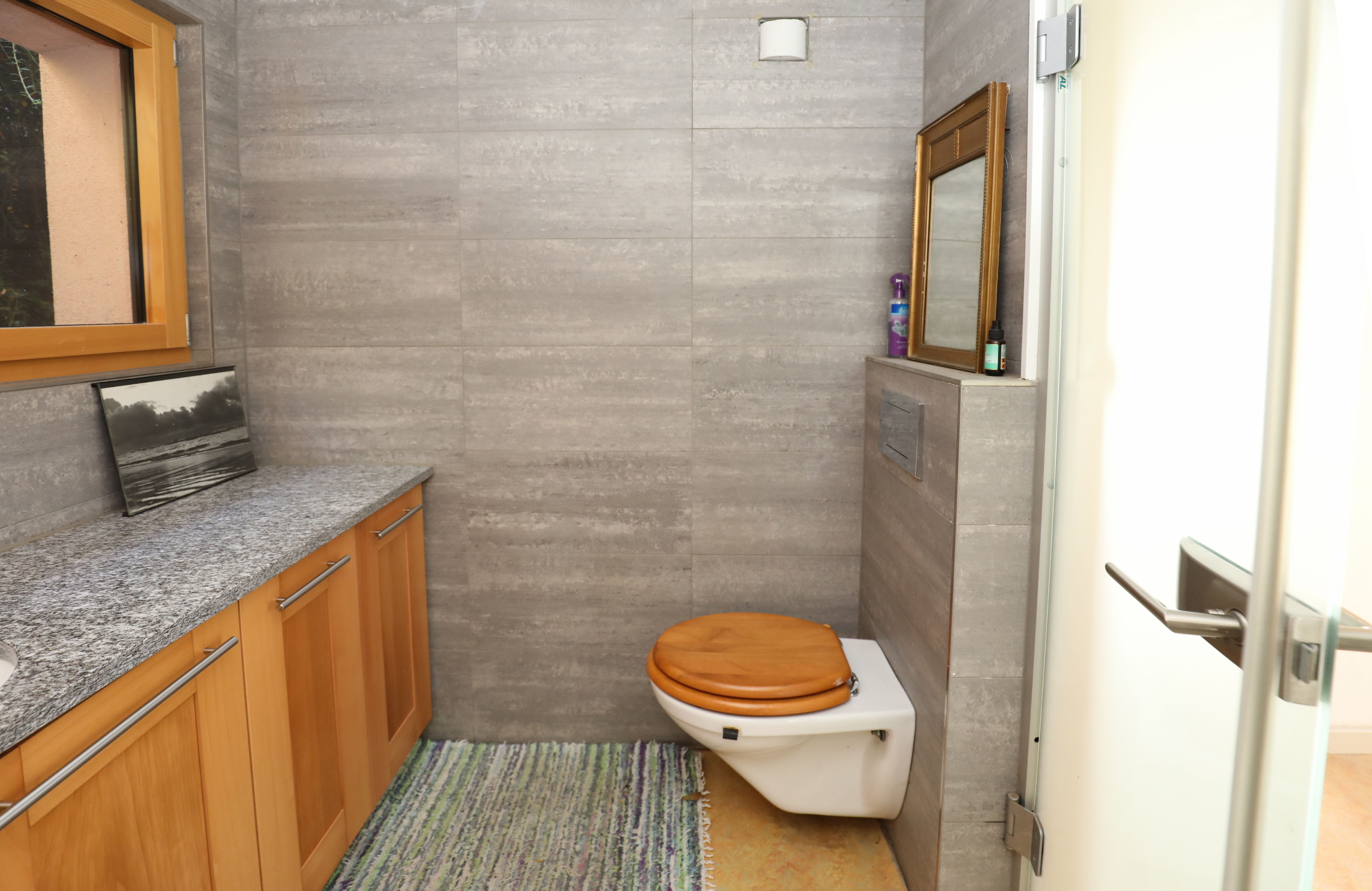 Modernes Badezimmer mit WC und Waschtisch