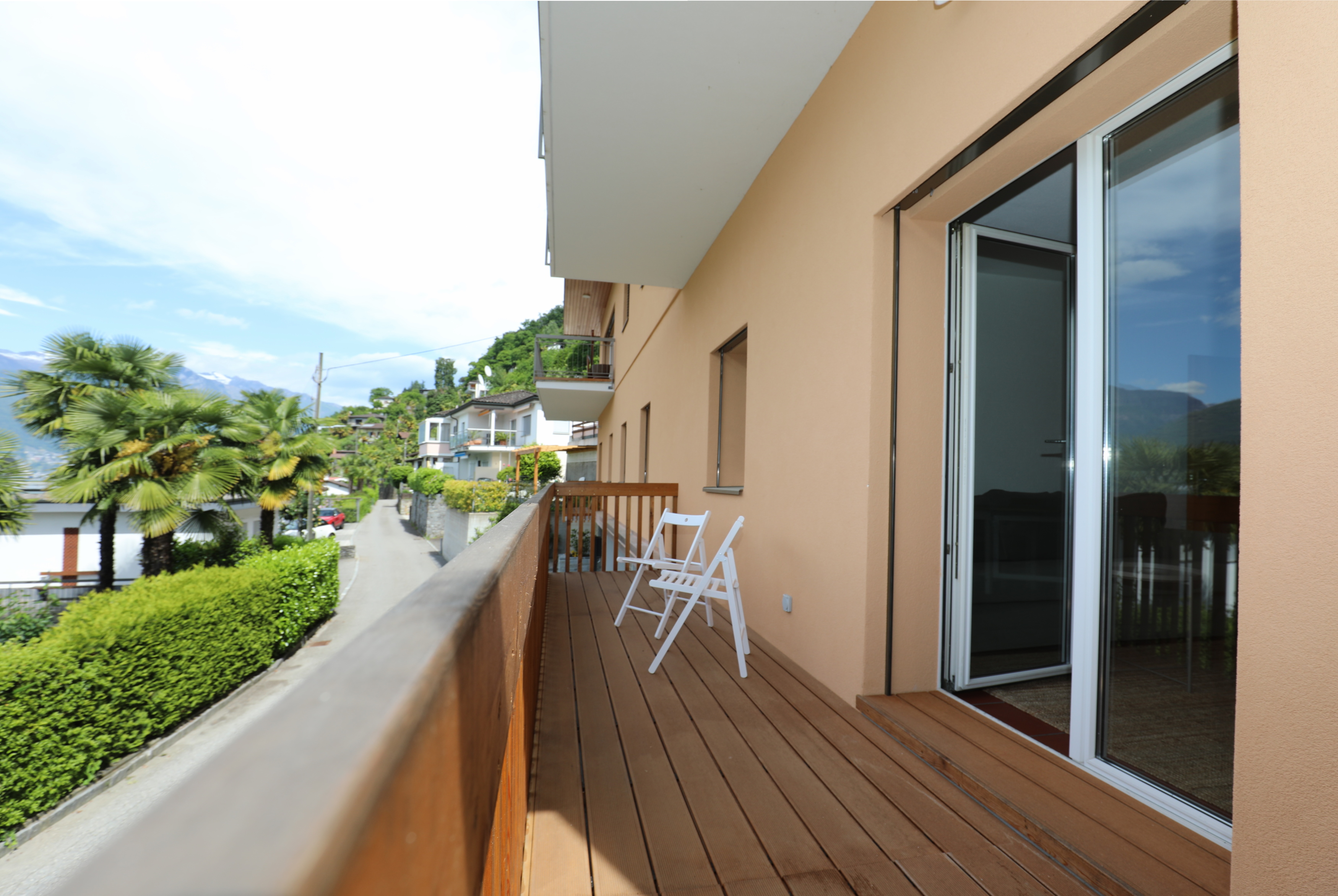 Balkon mit Berg- und Gartenblick