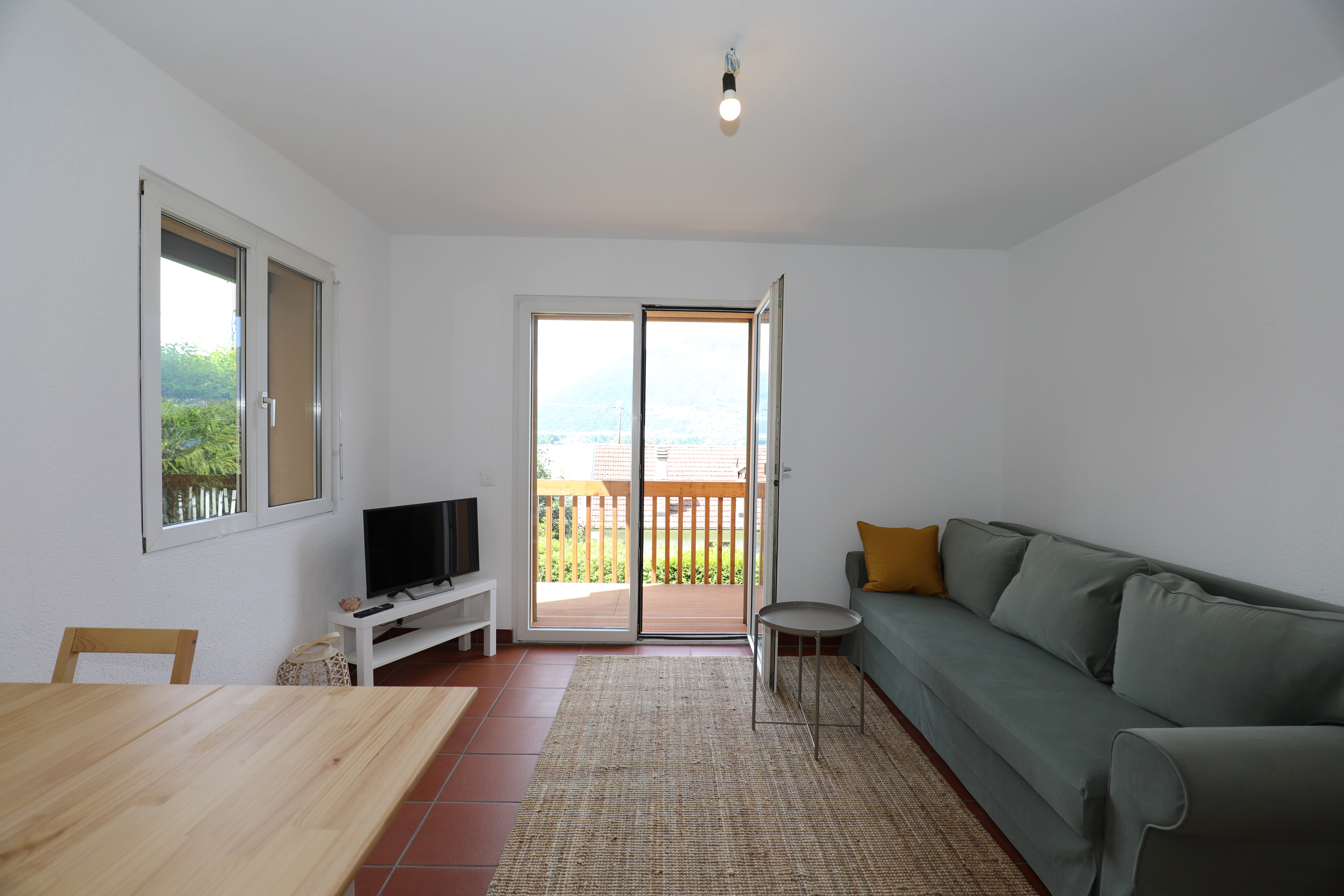 Helles Wohnzimmer mit Balkonblick