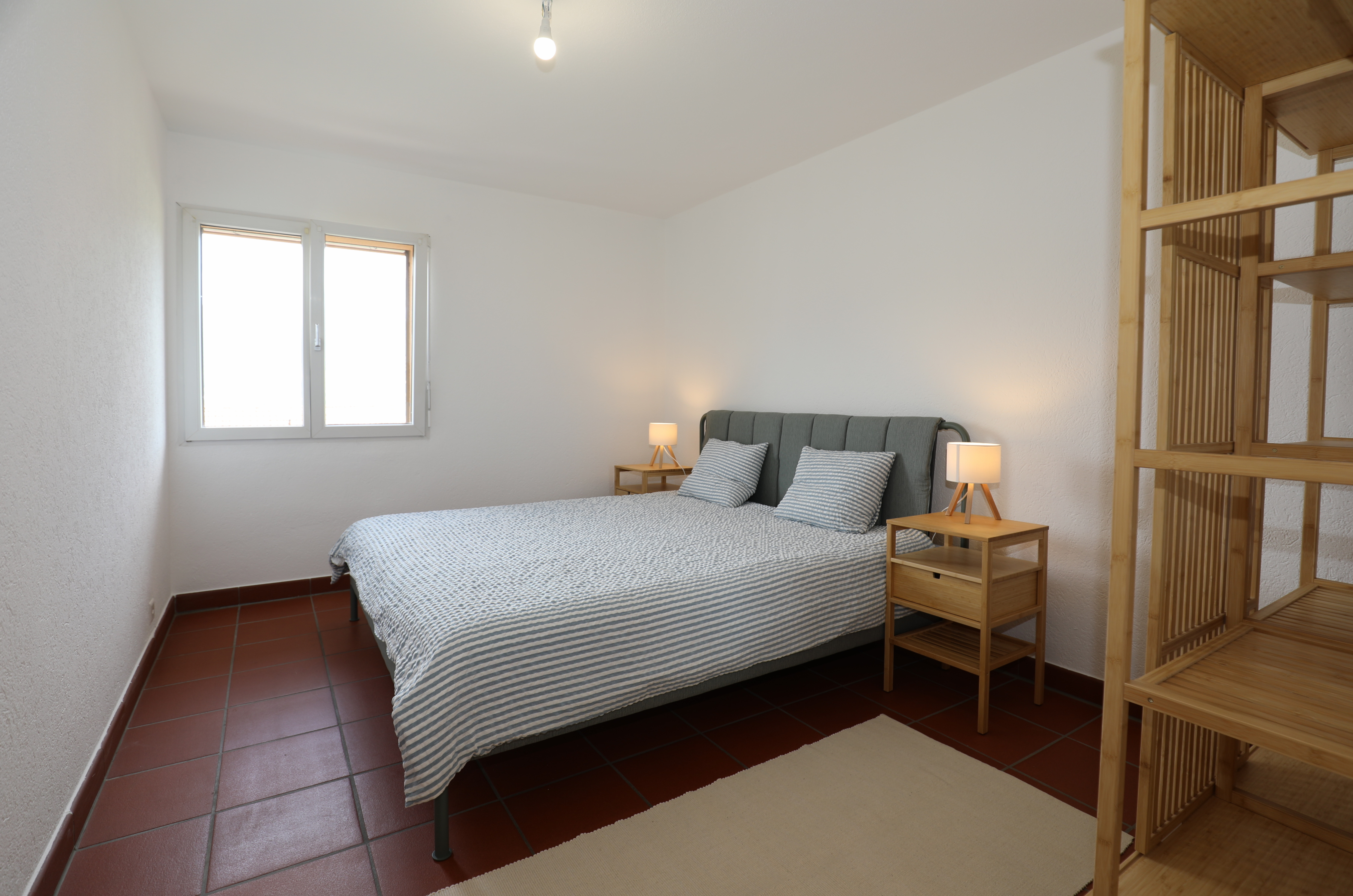Schlichtes Schlafzimmer mit Doppelbett