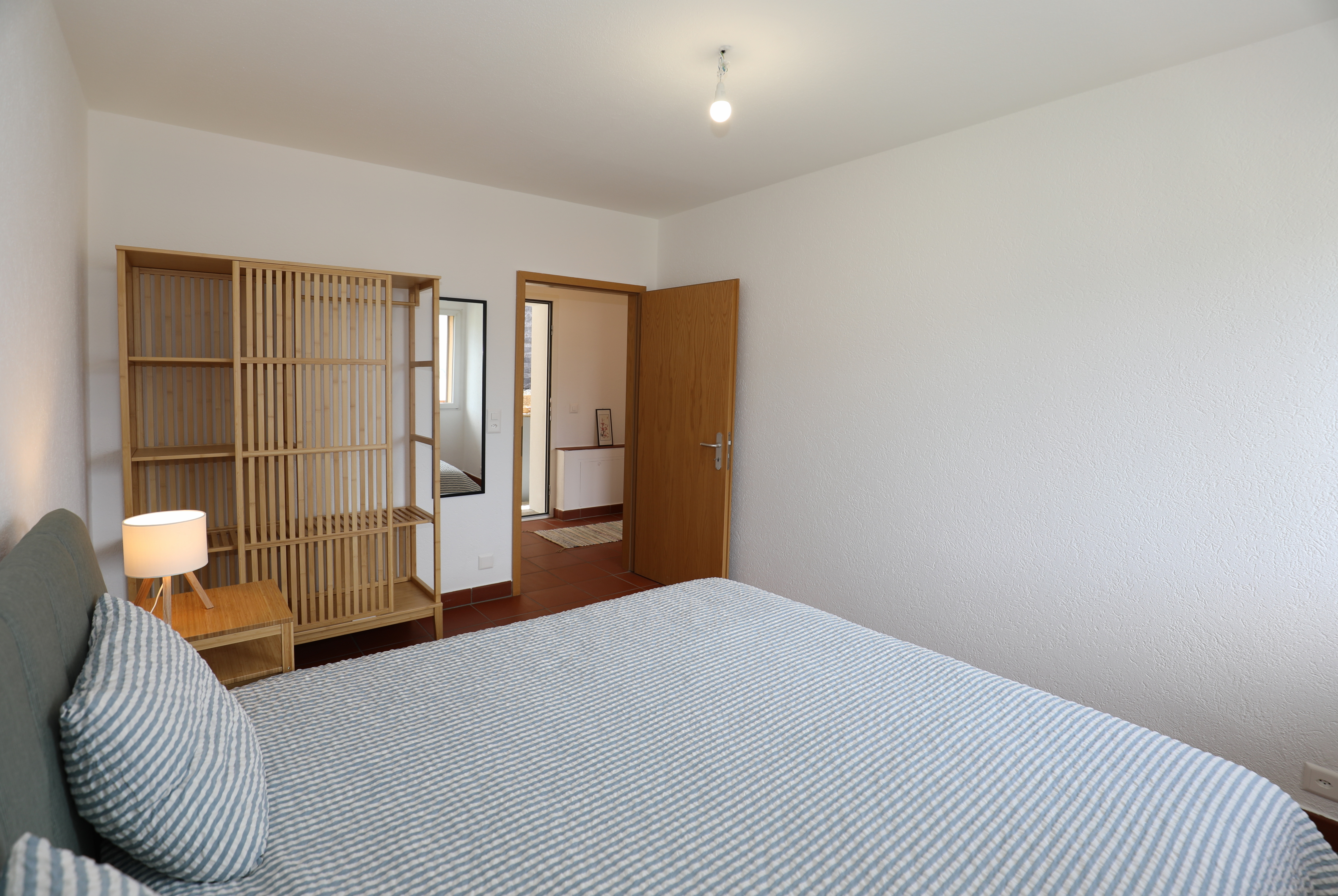 Schlafzimmer mit schlichter Möblierung