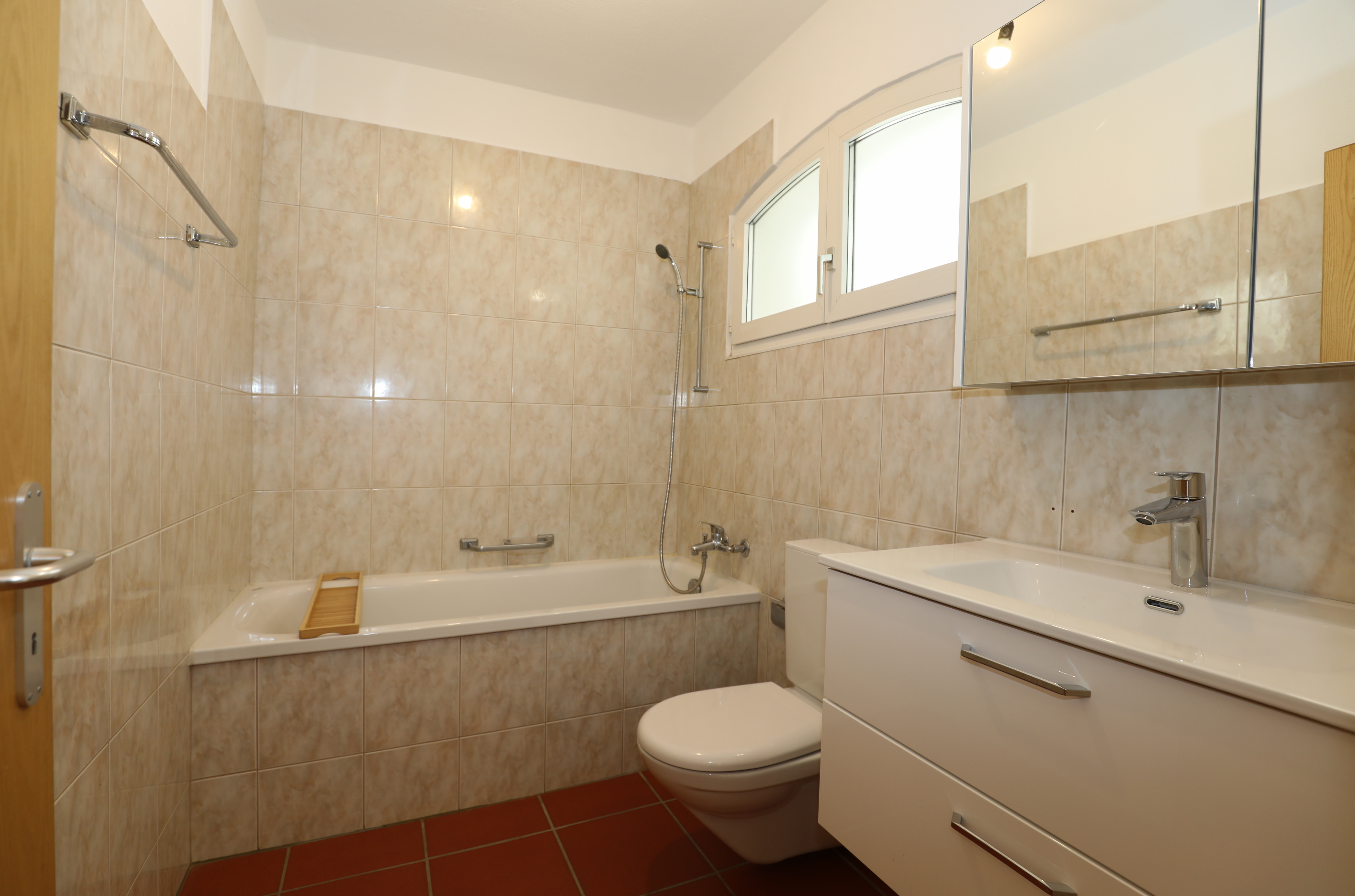 Badezimmer mit Wanne, Waschtisch und WC