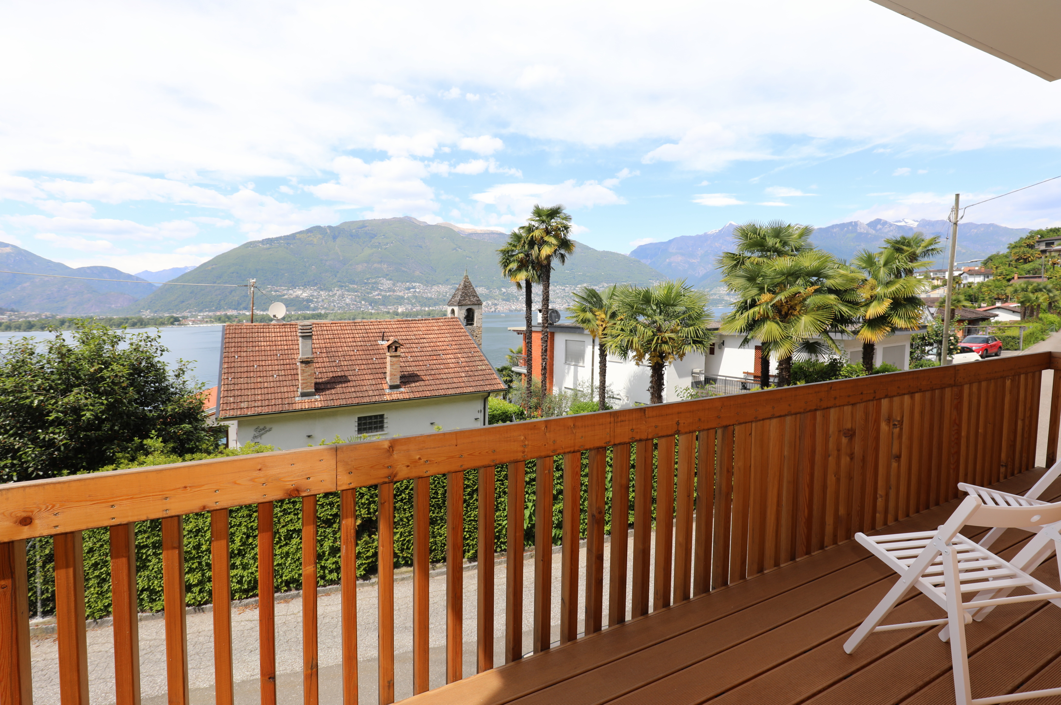 Balkon mit Seeblick und Bergpanorama