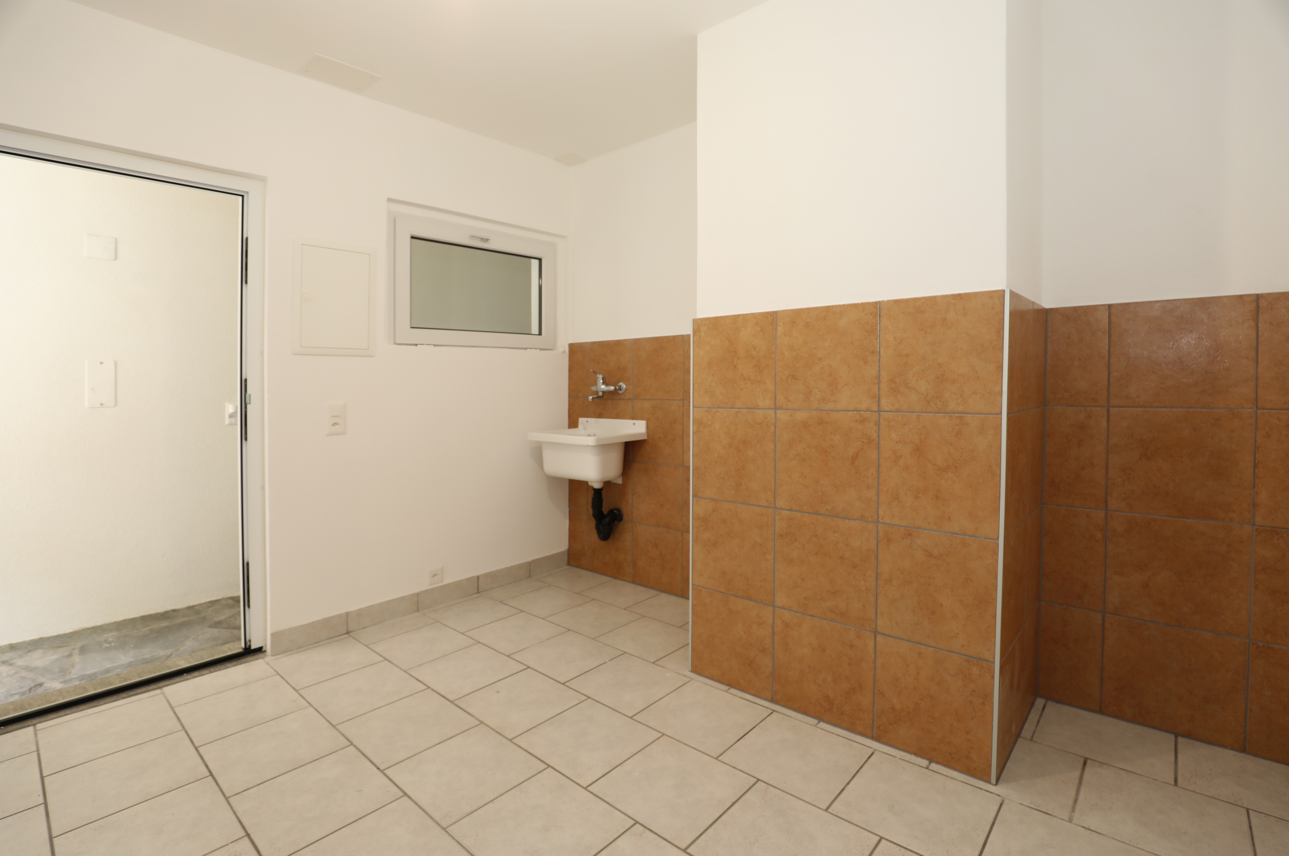 Hauswirtschaftsraum mit Waschbecken