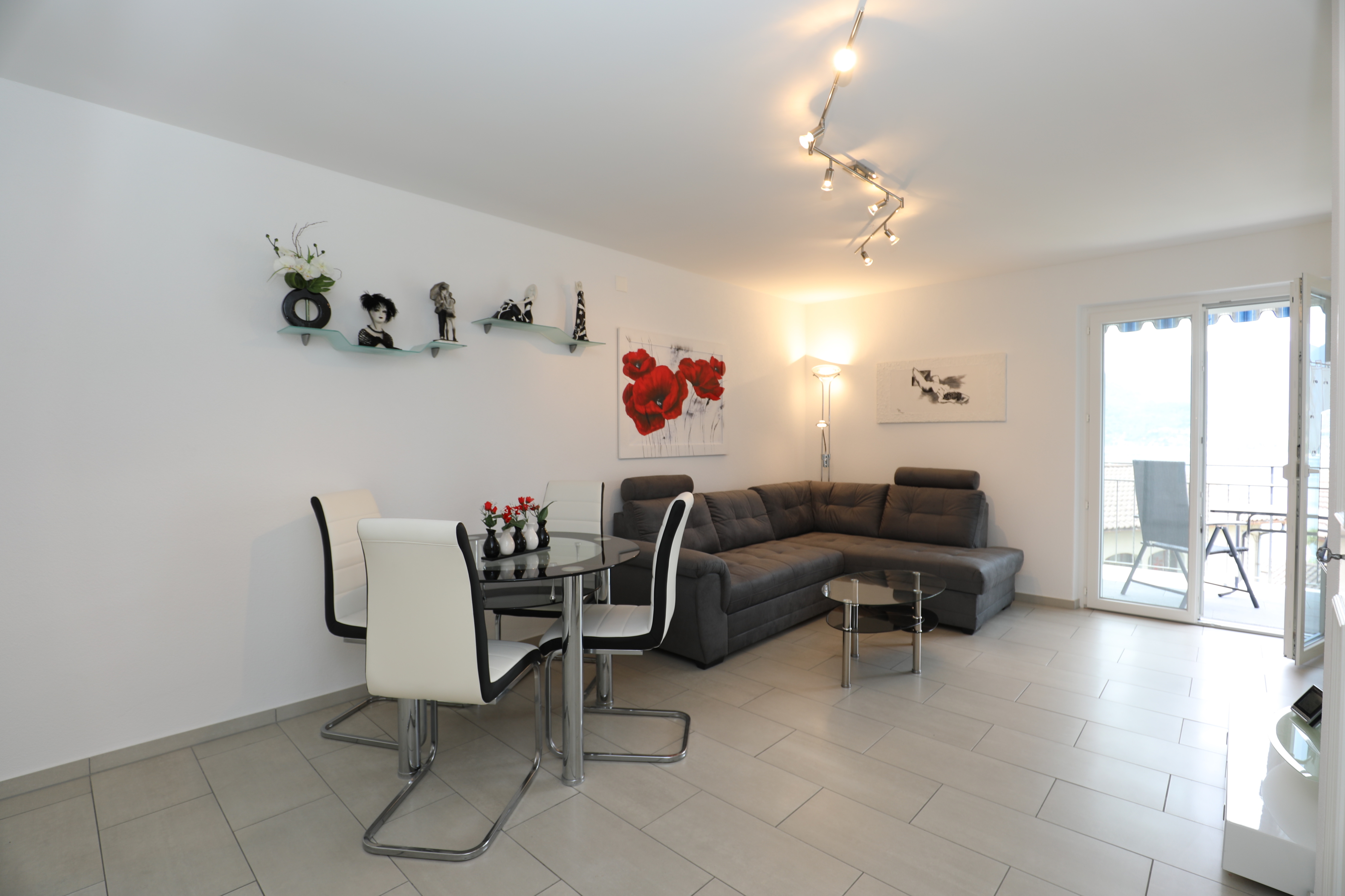 Modernes Wohn- und Esszimmer mit Balkonzugang