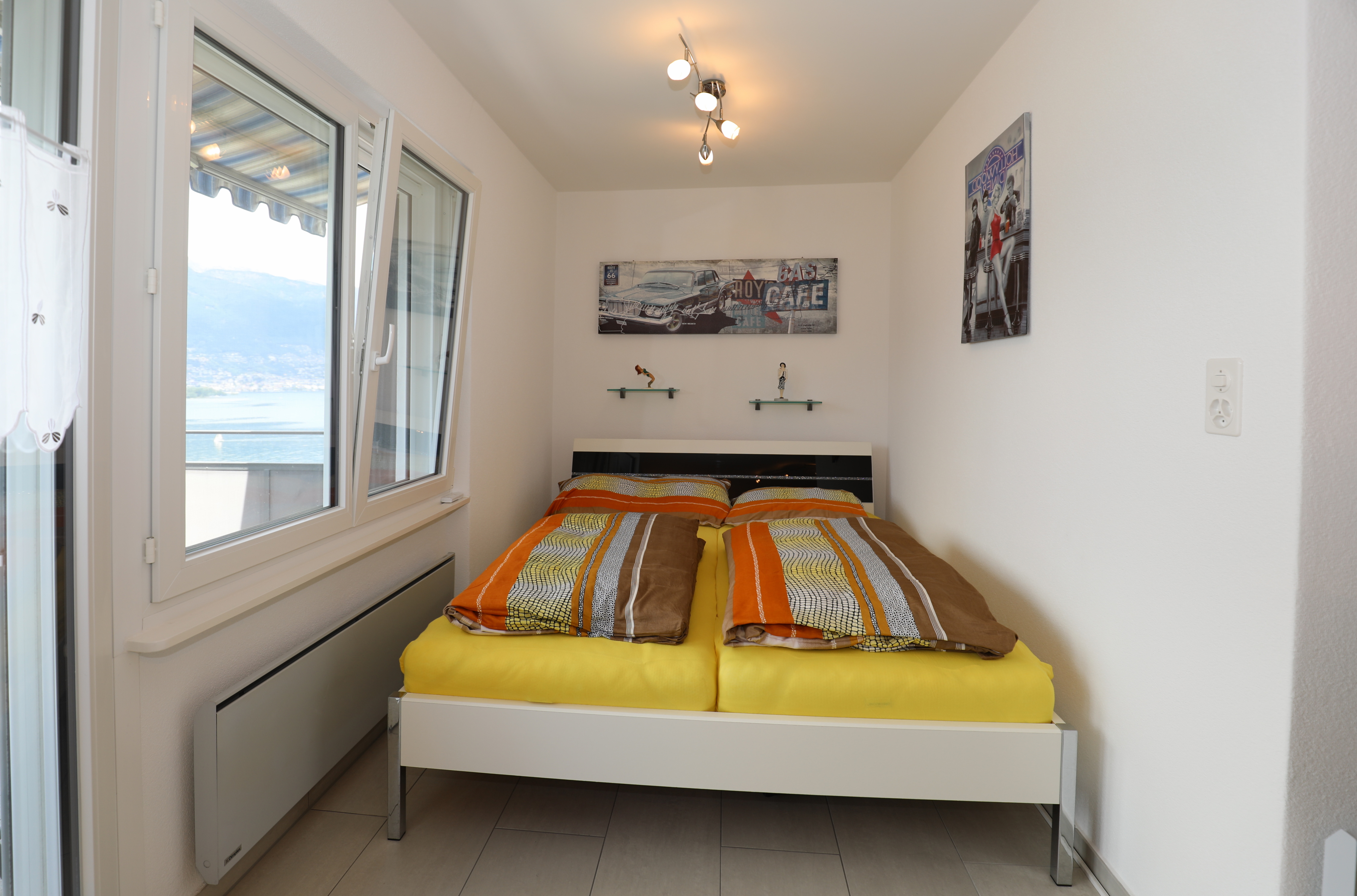 Kompaktes Schlafzimmer mit Seeblick