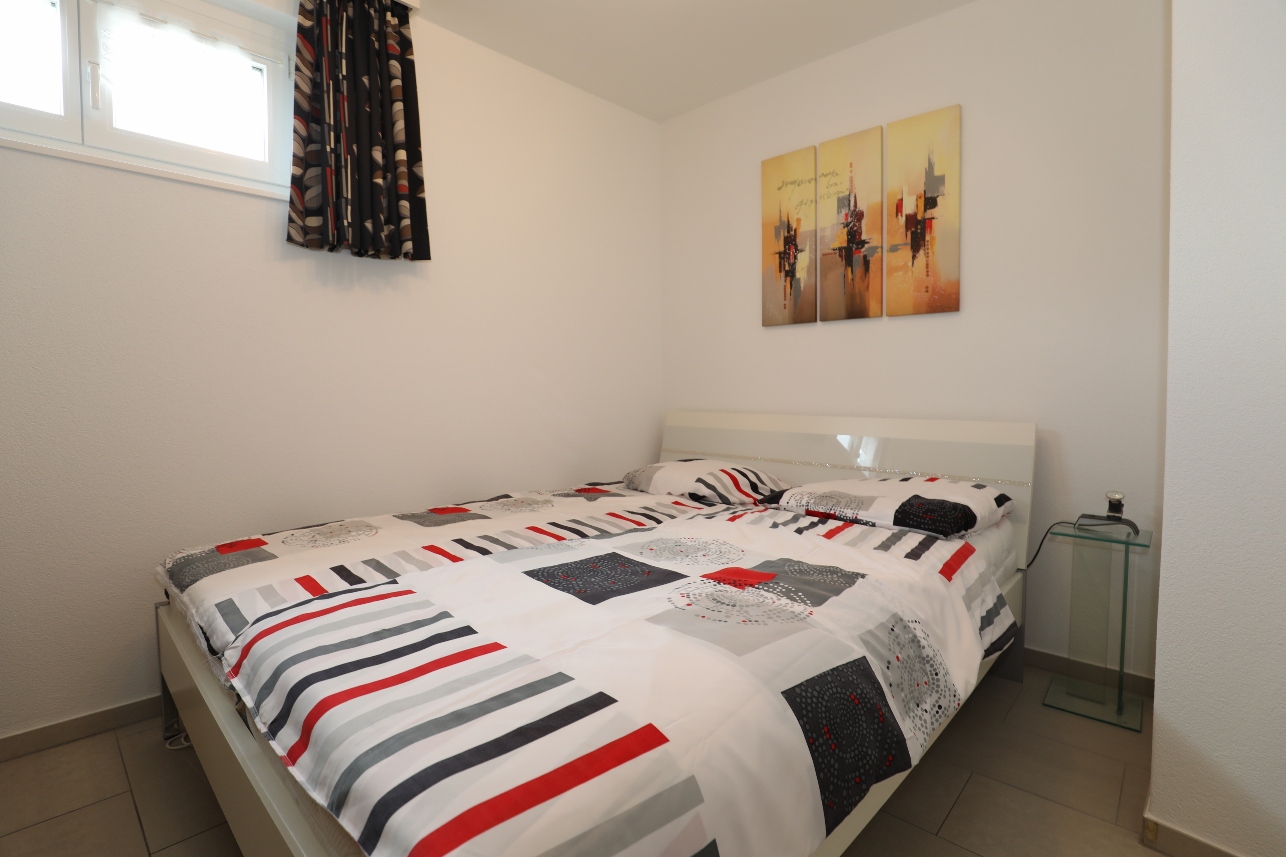 Kleines Schlafzimmer mit Einzelbett