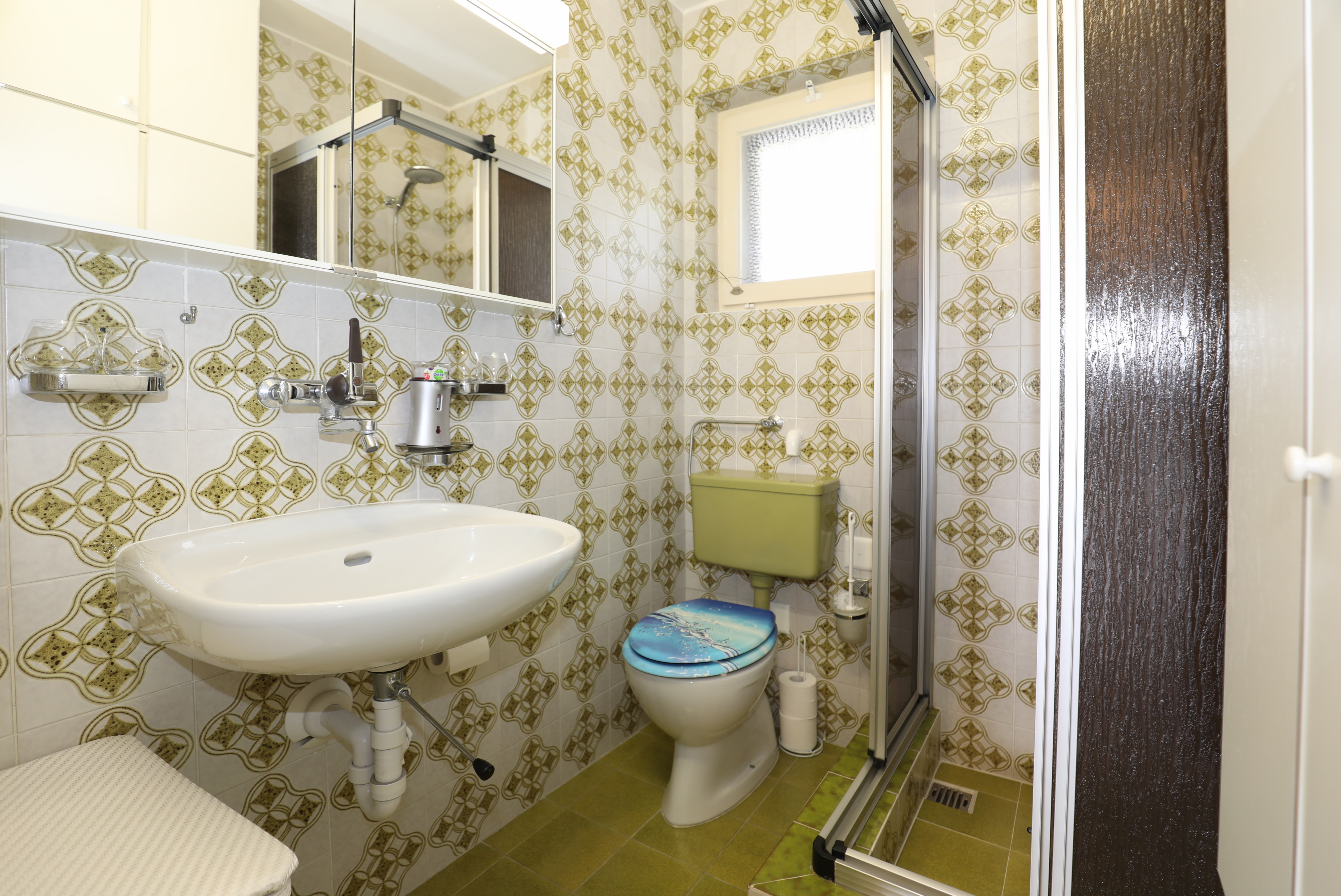 Kleines Badezimmer mit Dusche und WC