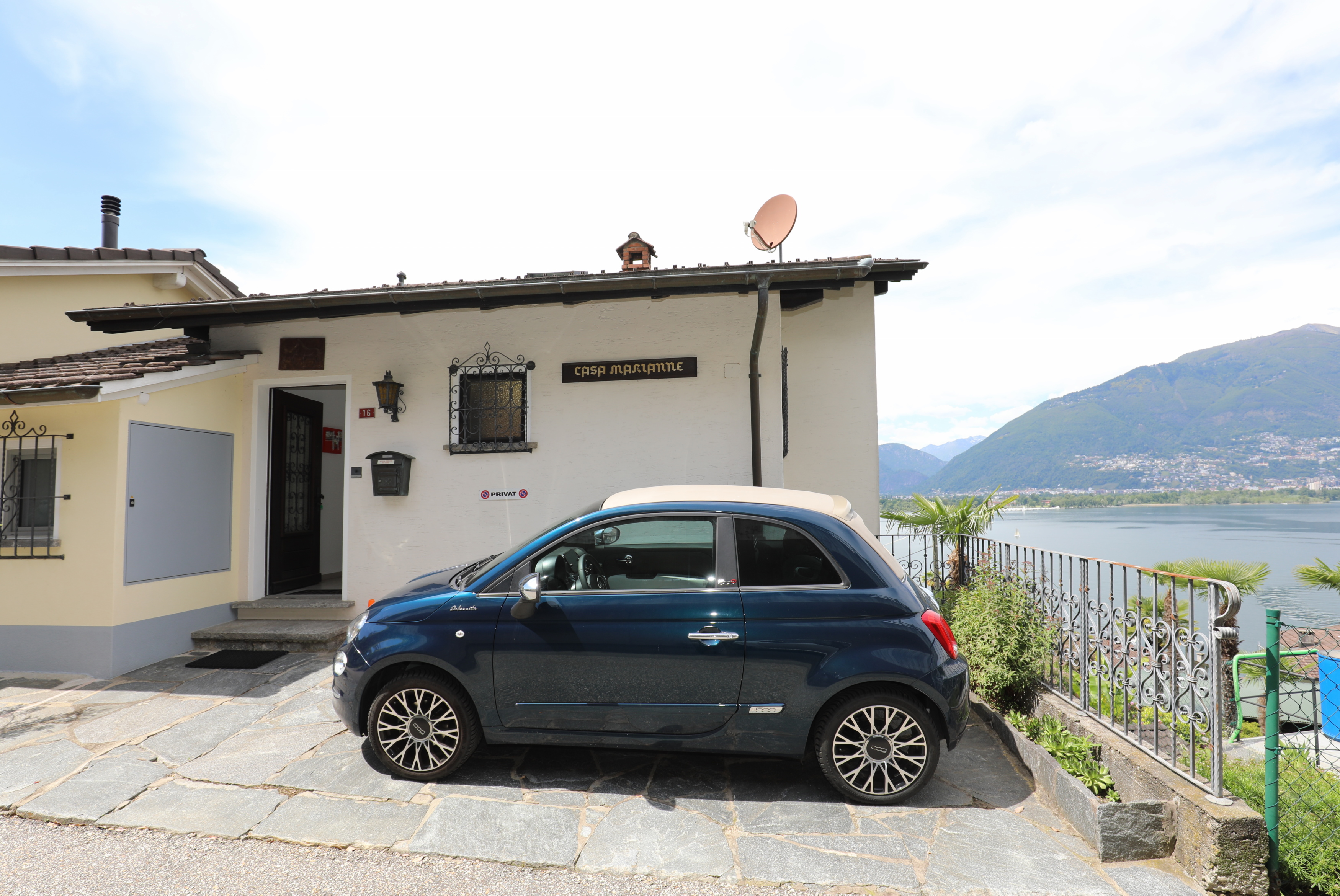 Seeblick-Haus mit geparktem Kleinwagen
