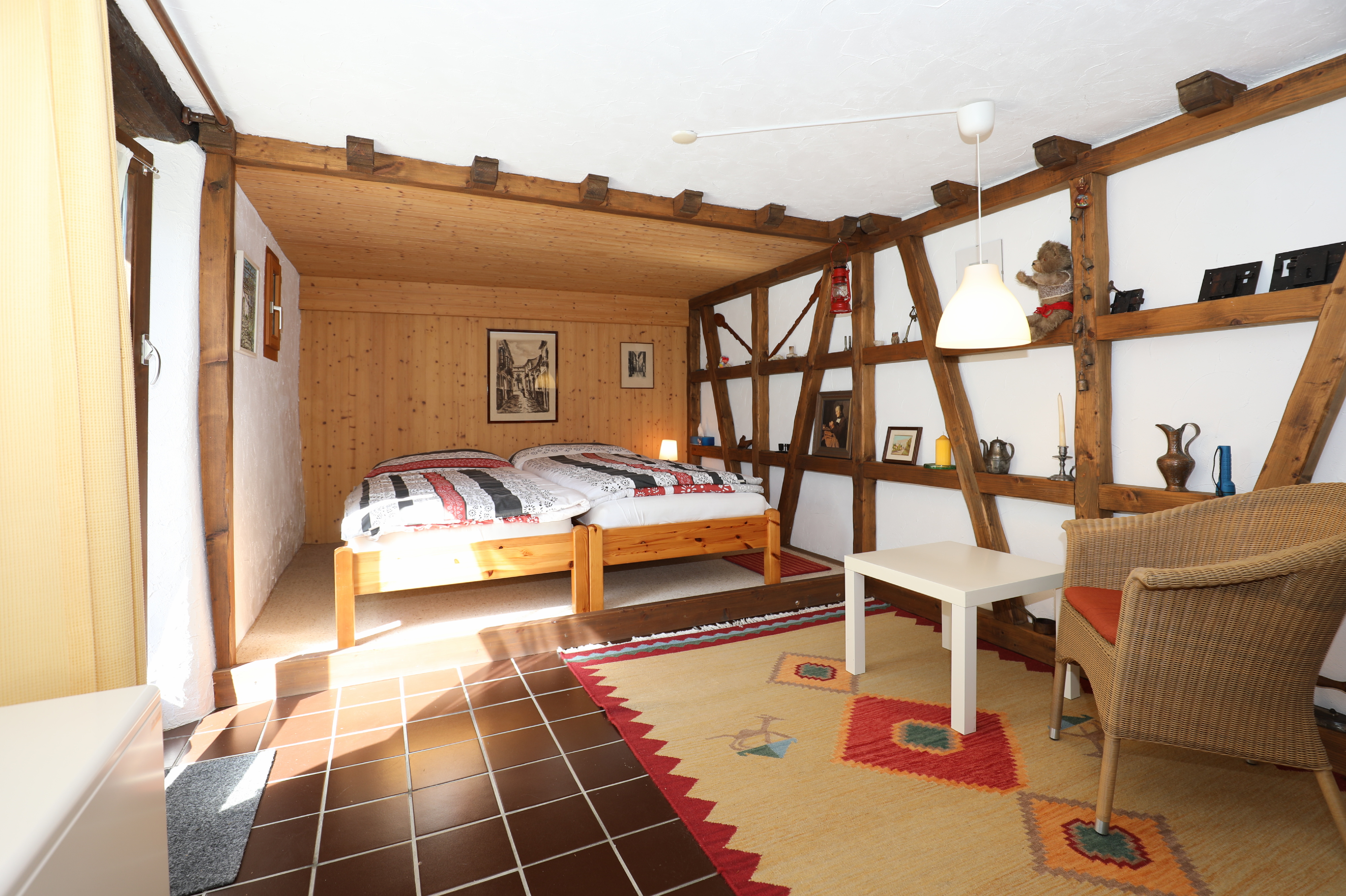 Rustikales Schlafzimmer mit sichtbaren Holzbalken