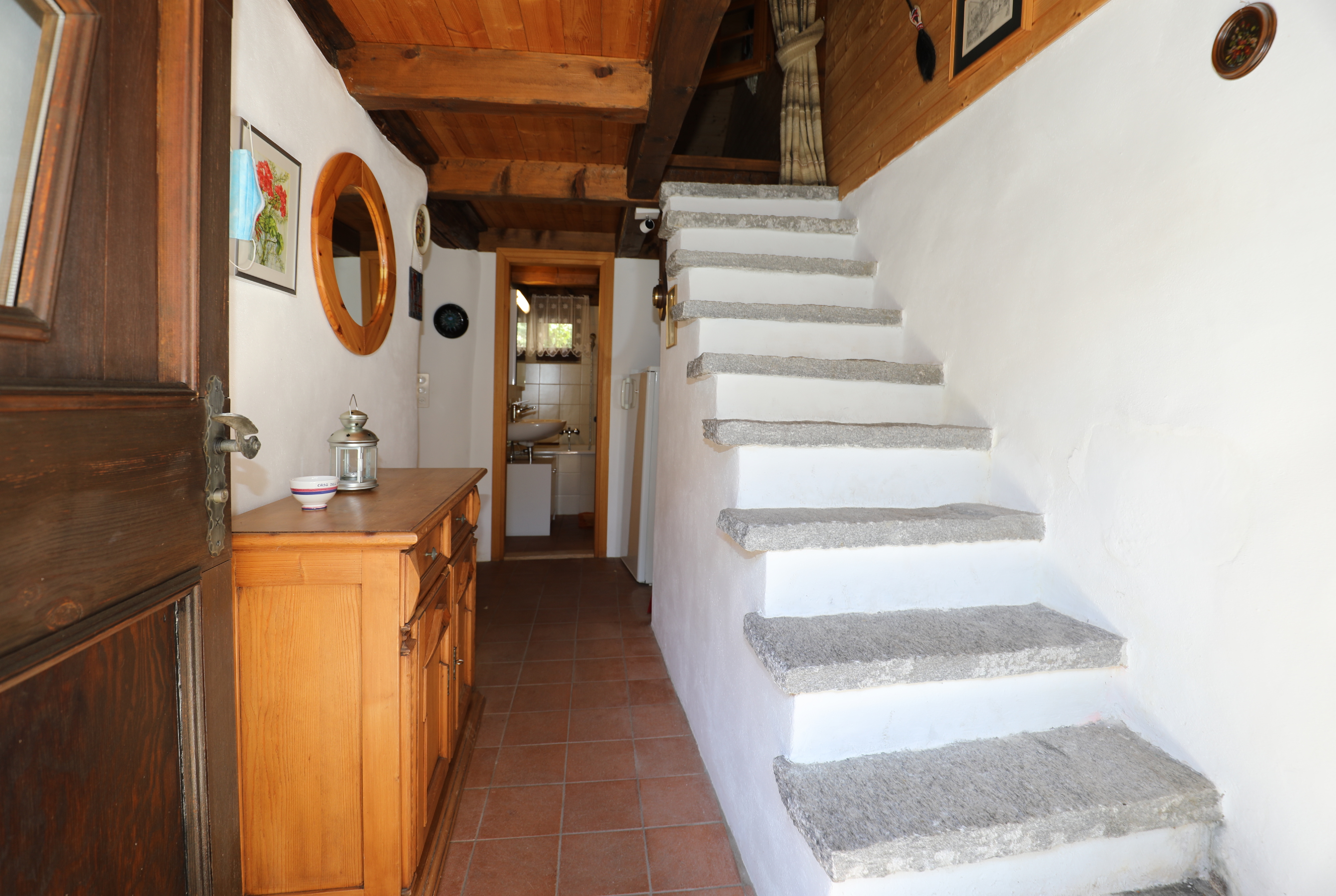 Flur mit Treppe und Holzbalkendecke