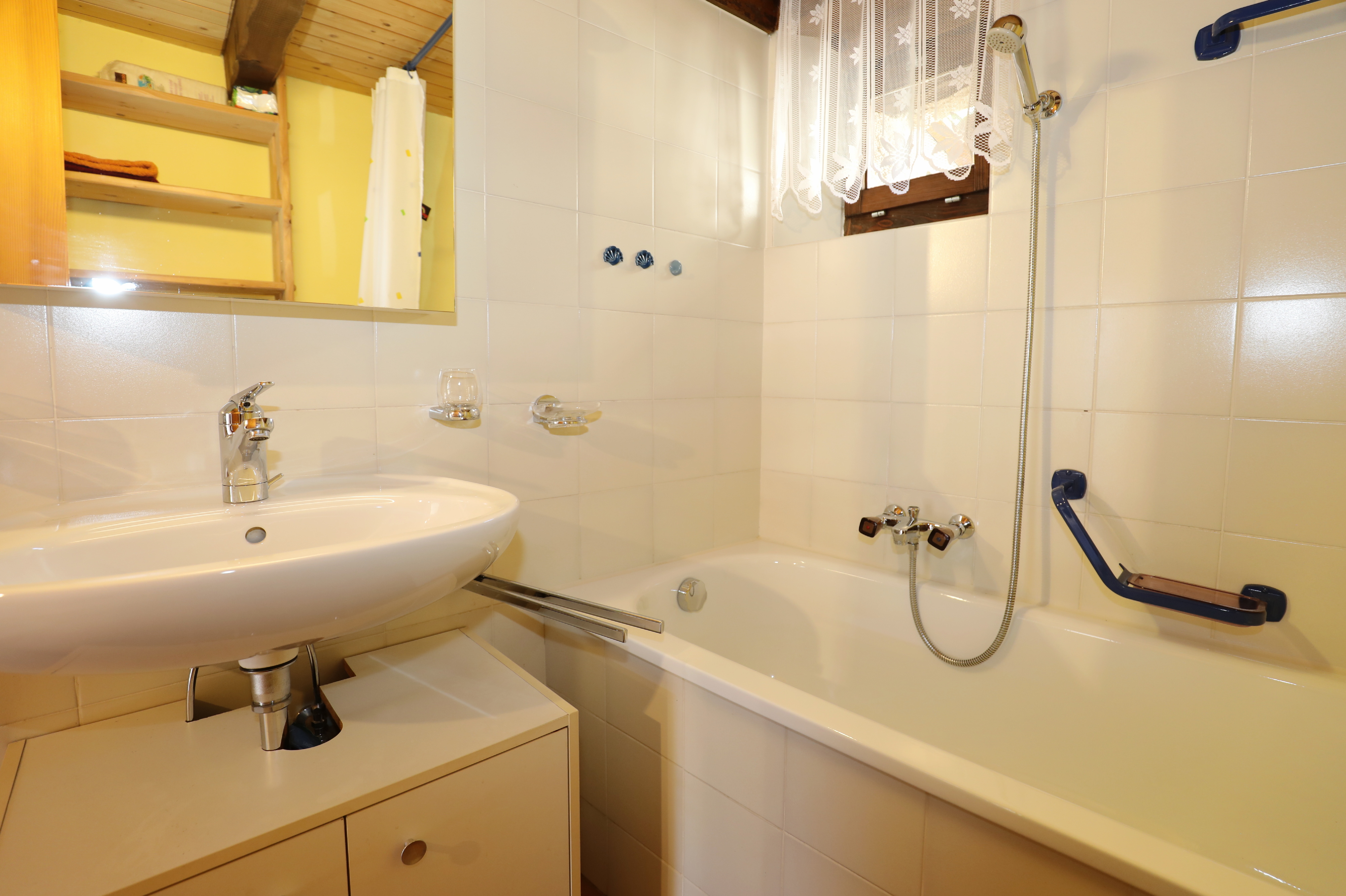 Badezimmer mit Wanne und Waschtisch
