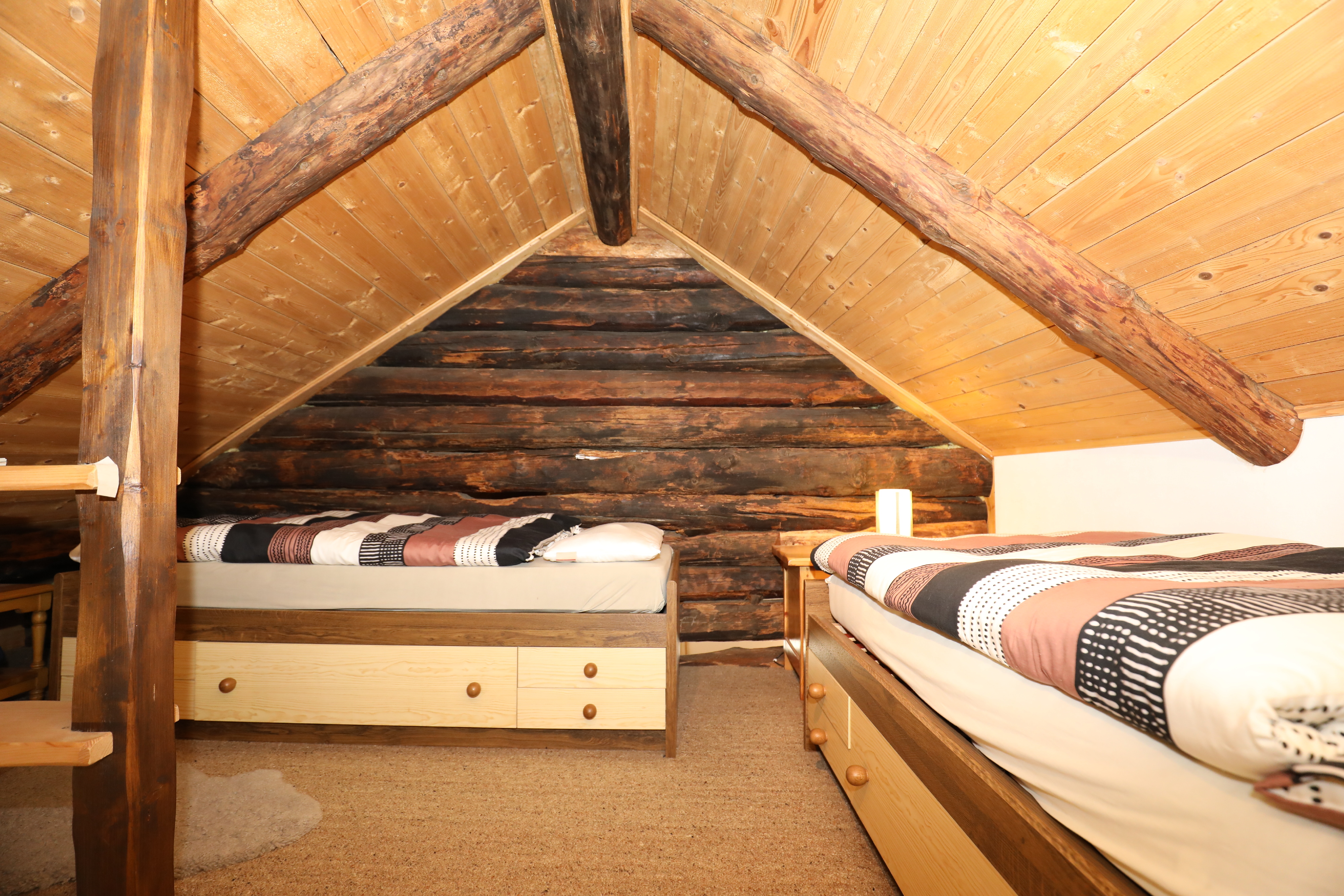 Gemütliches Dachgeschoss-Schlafzimmer mit Holzständern