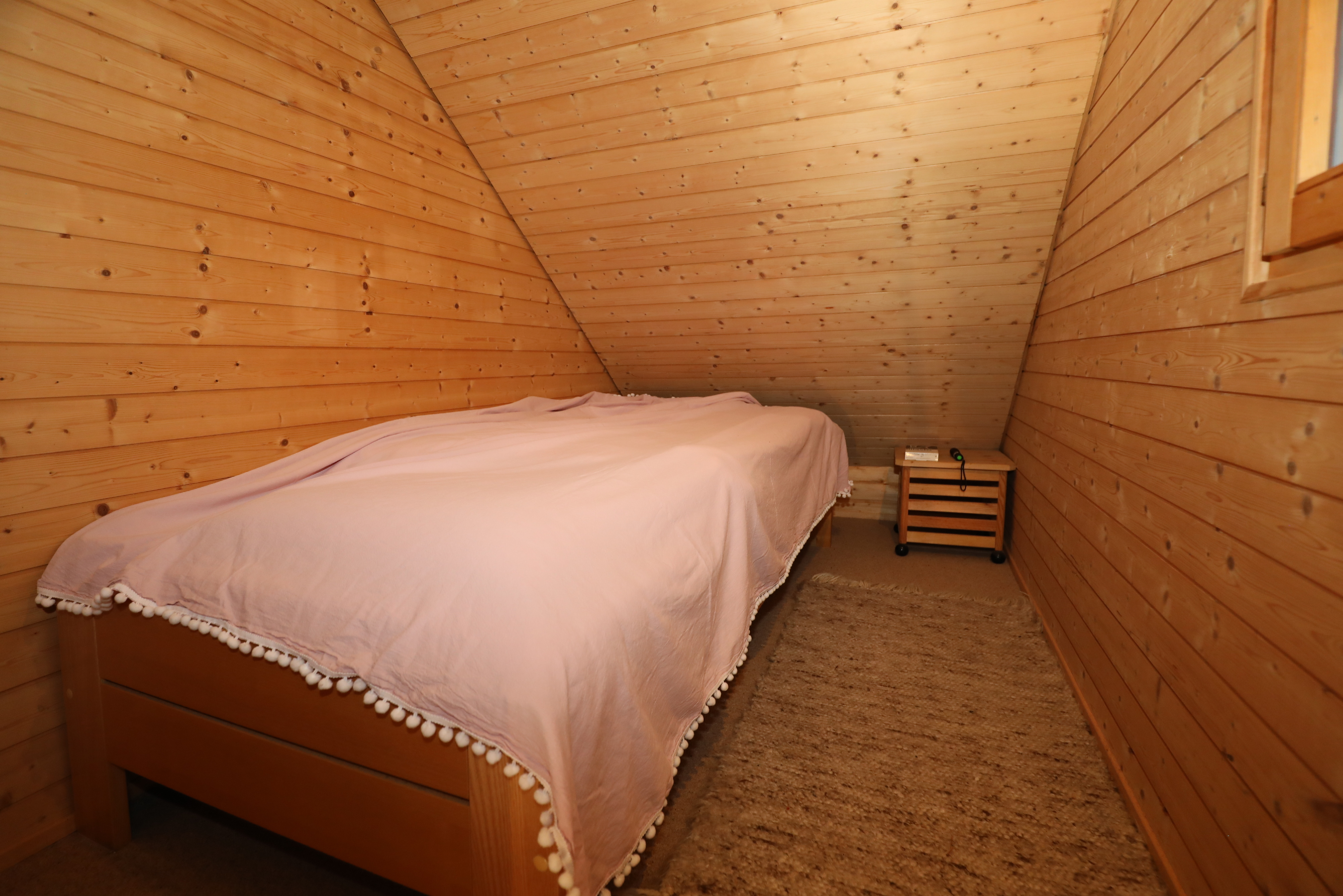 Dachgeschoss-Schlafzimmer in Holzoptik