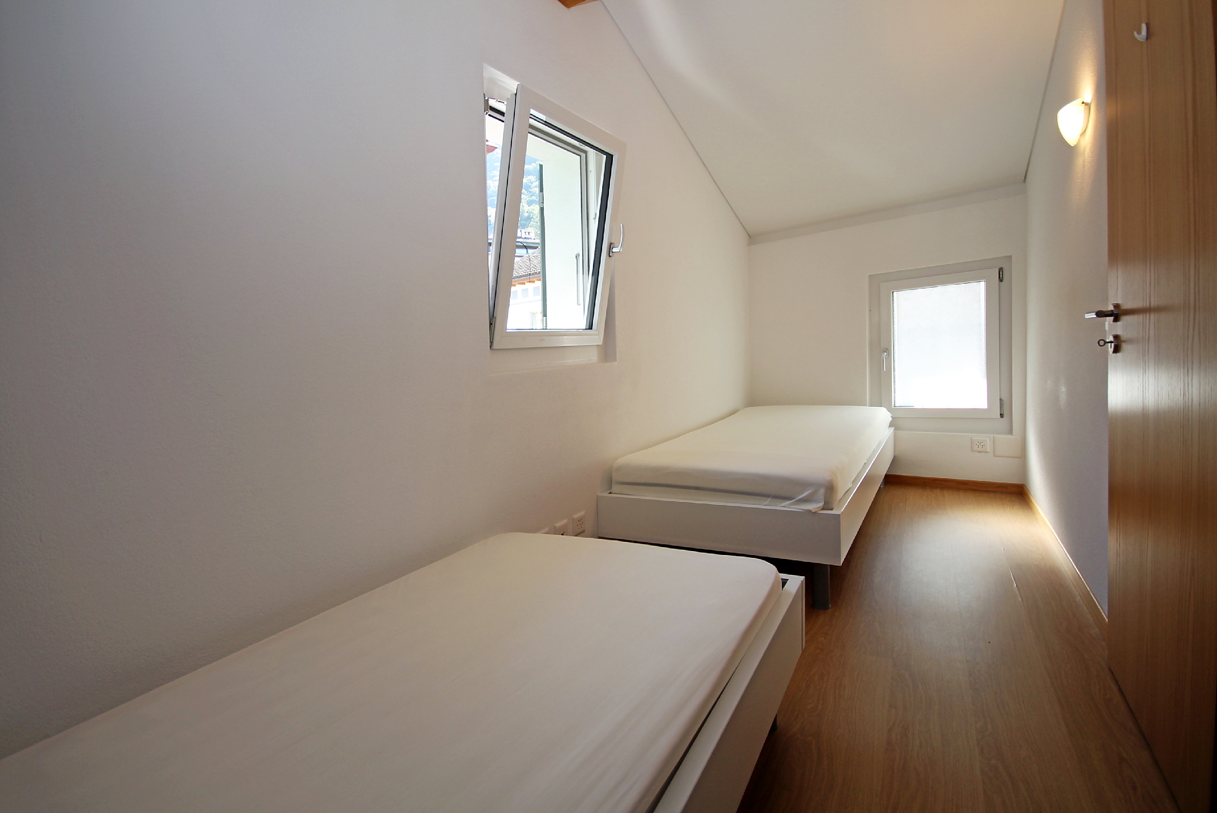 Schmales Schlafzimmer mit zwei Einzelbetten