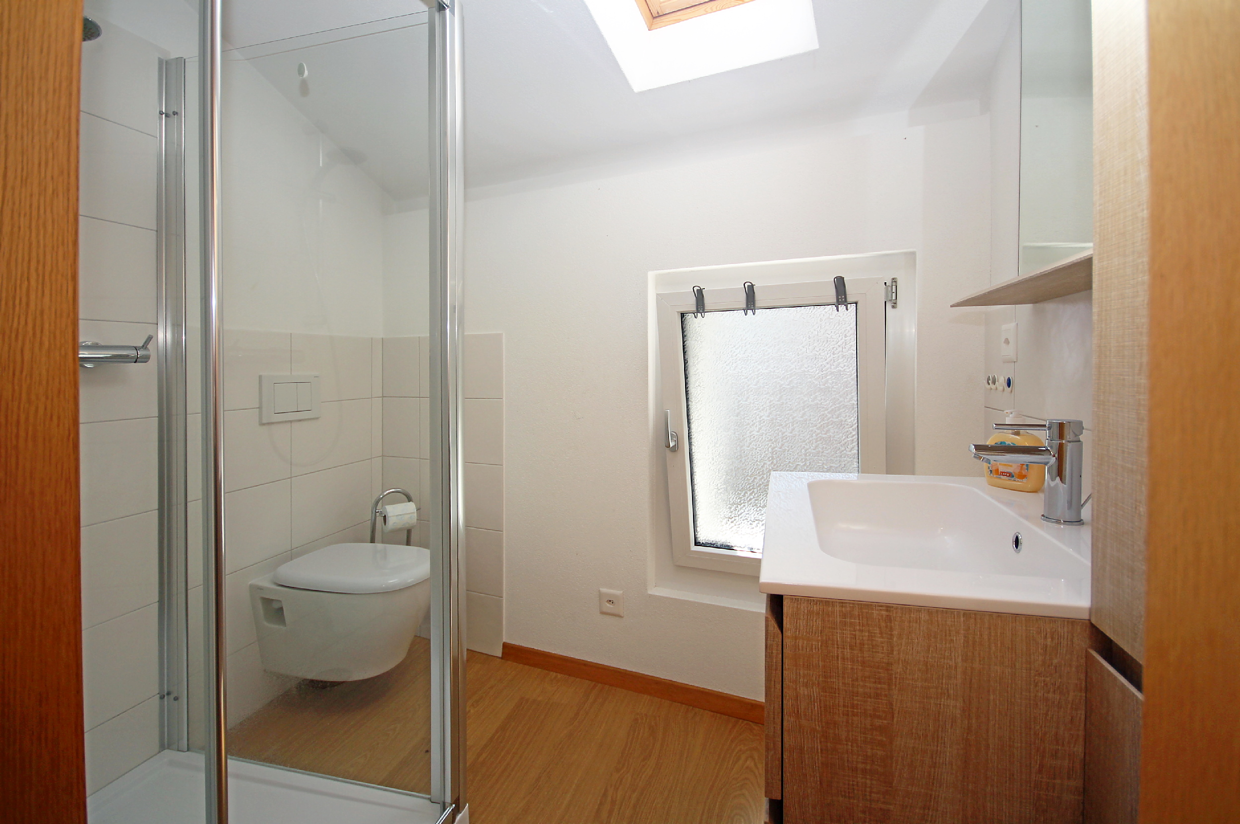 Modernes Bad mit Dusche und Dachfenster