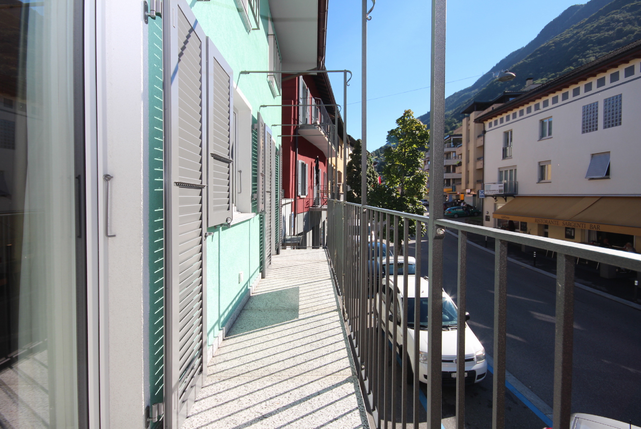 Balkon mit Straßen- und Bergblick