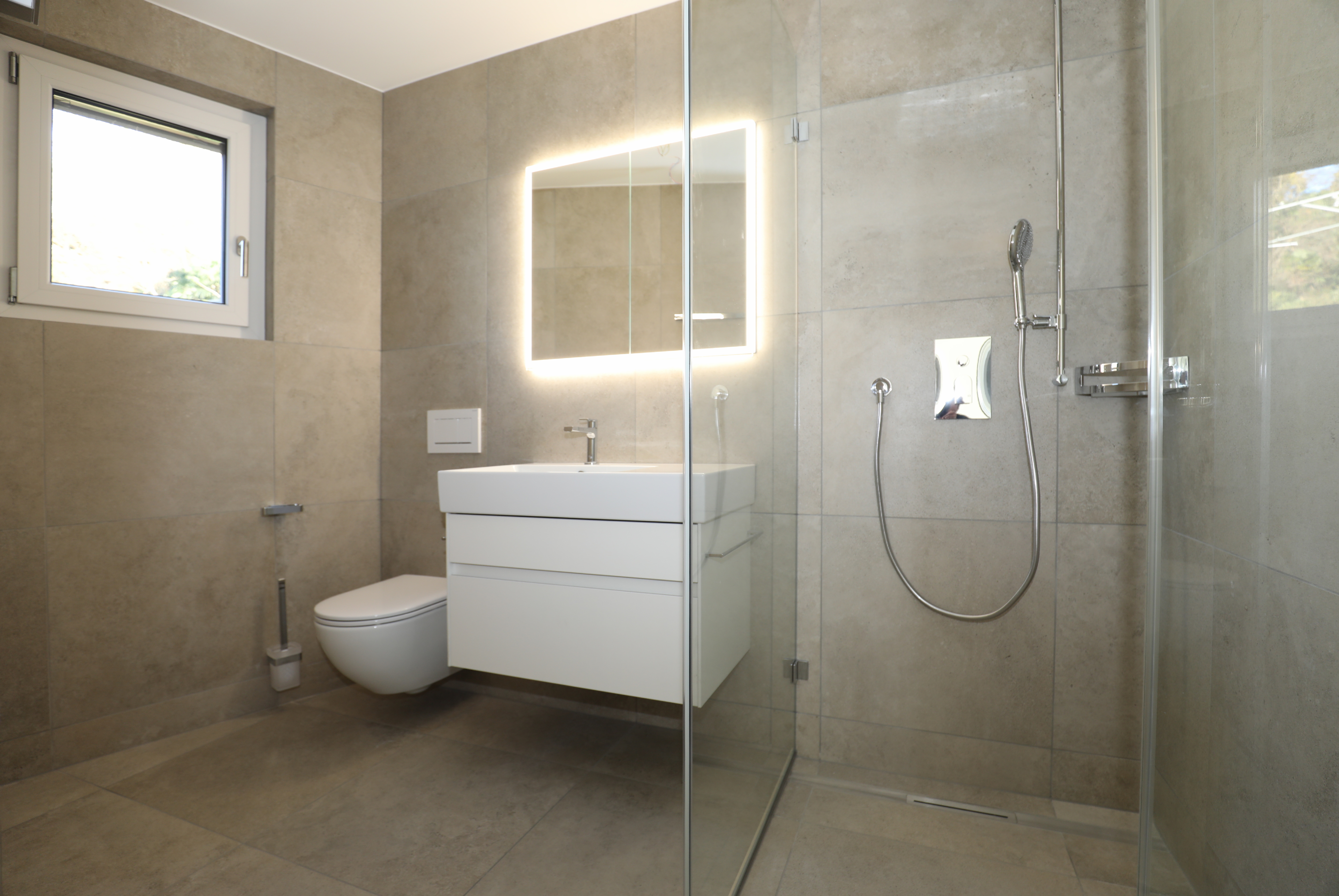 Modernes Badezimmer mit begehbarer Dusche