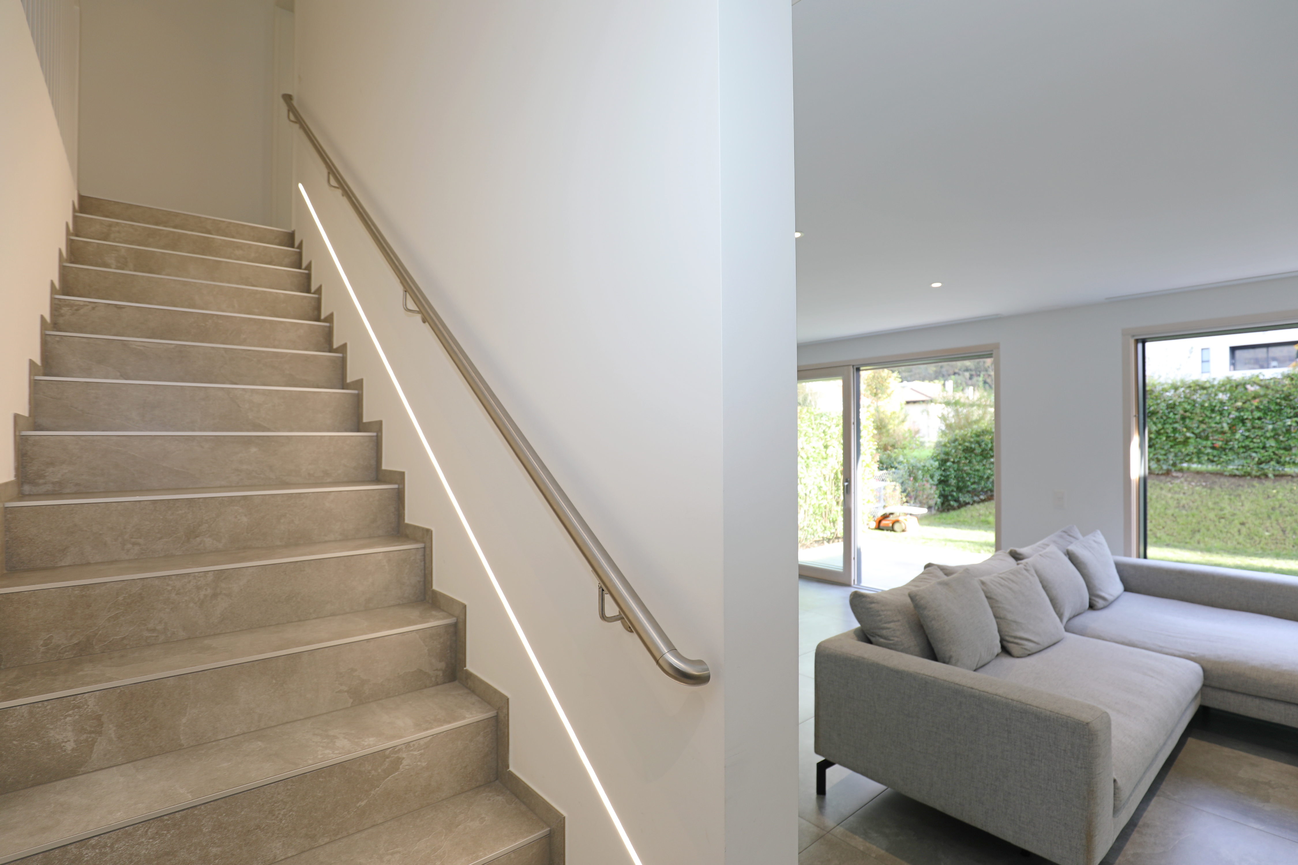 Moderne Treppe mit Blick ins Wohnzimmer
